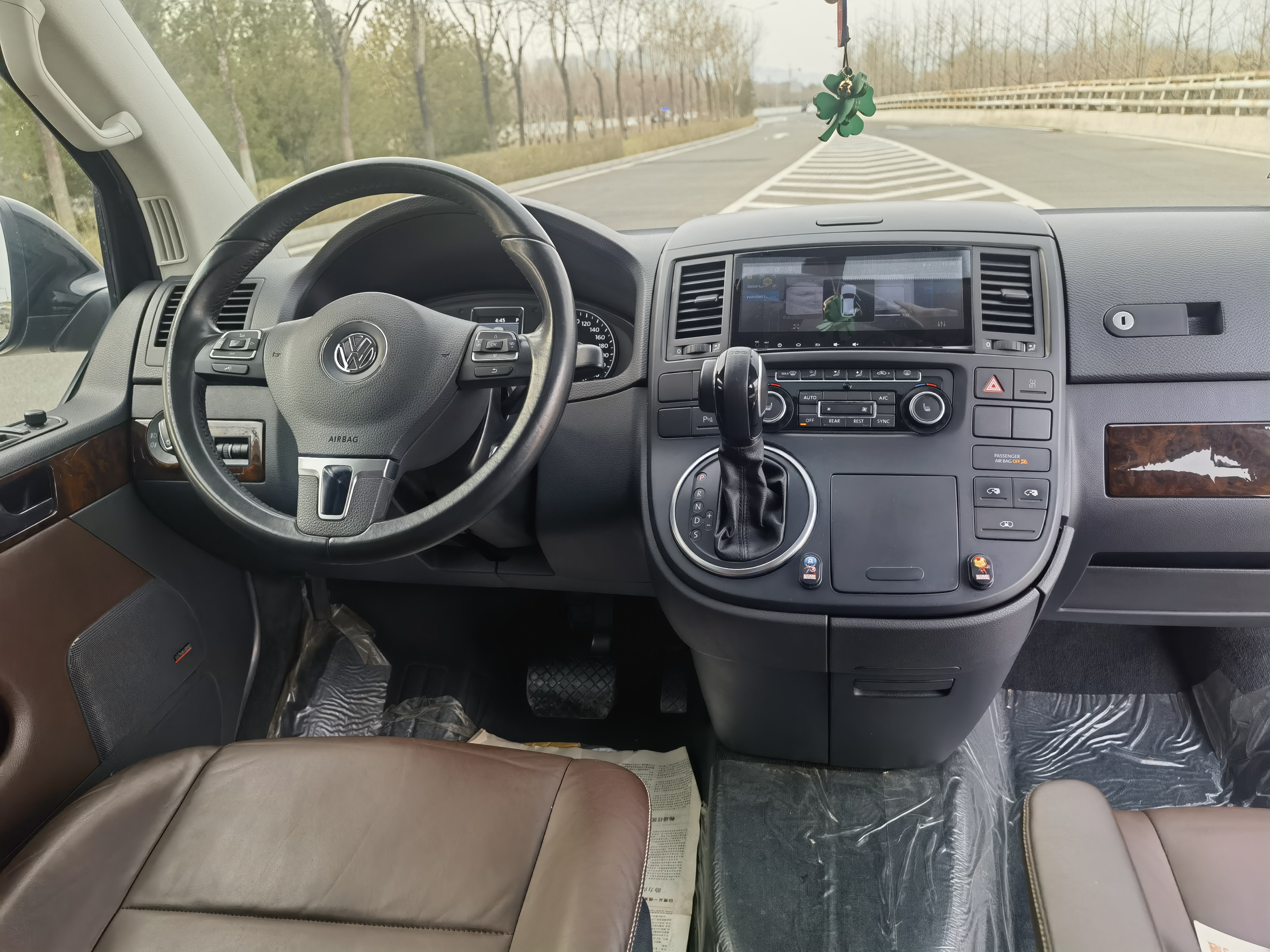 Volkswagen Multivan 2015 car image #11