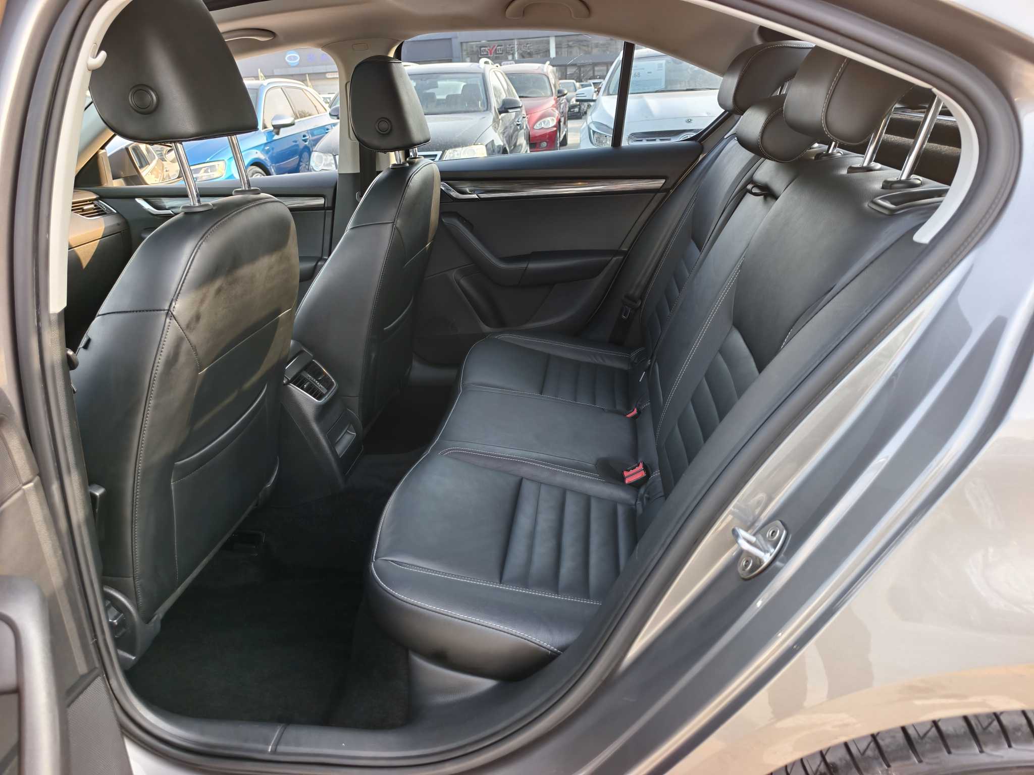 Skoda Octavia 2017 car image #11