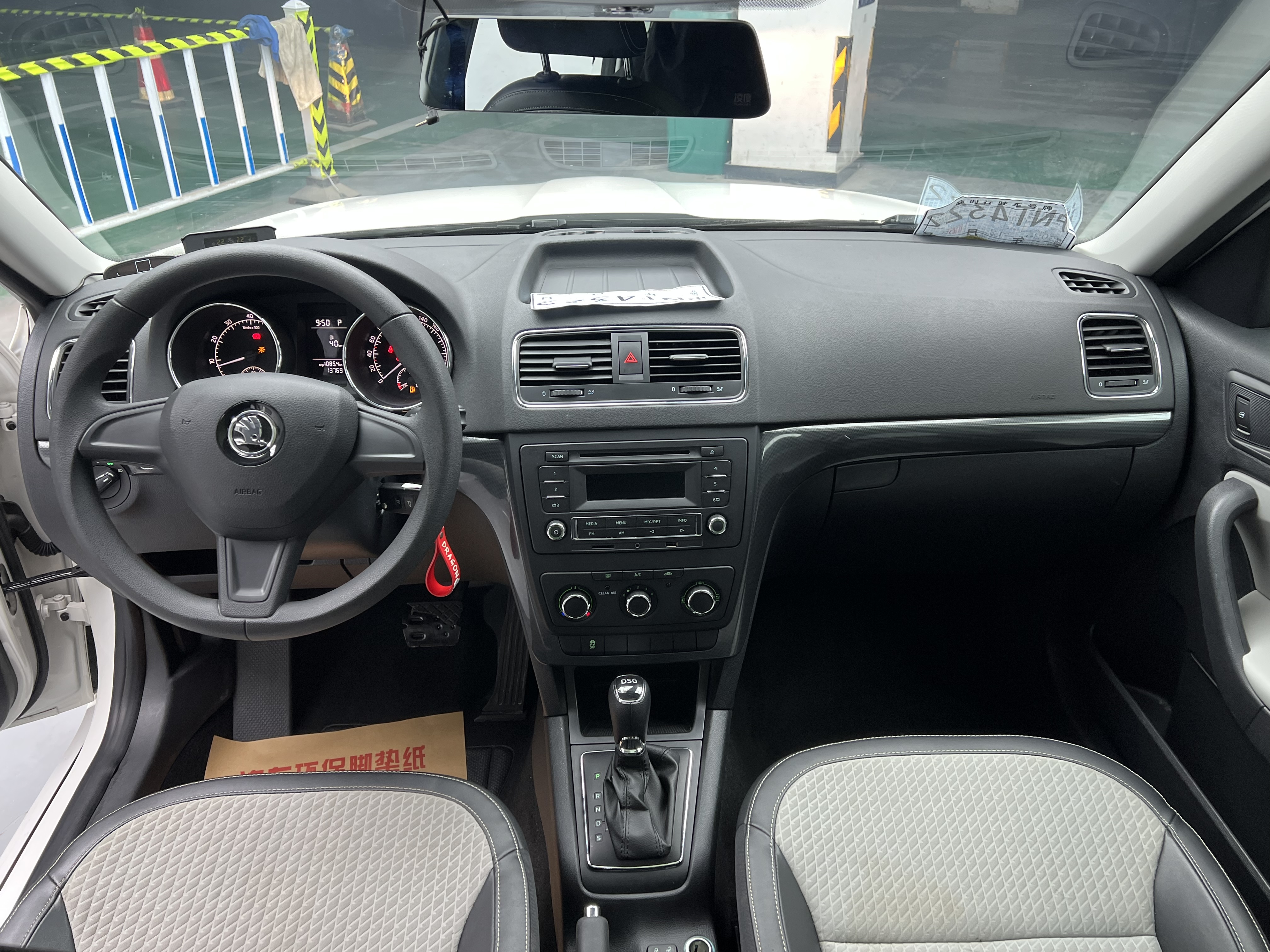 Skoda Yeti 2018 imagen de coche #11