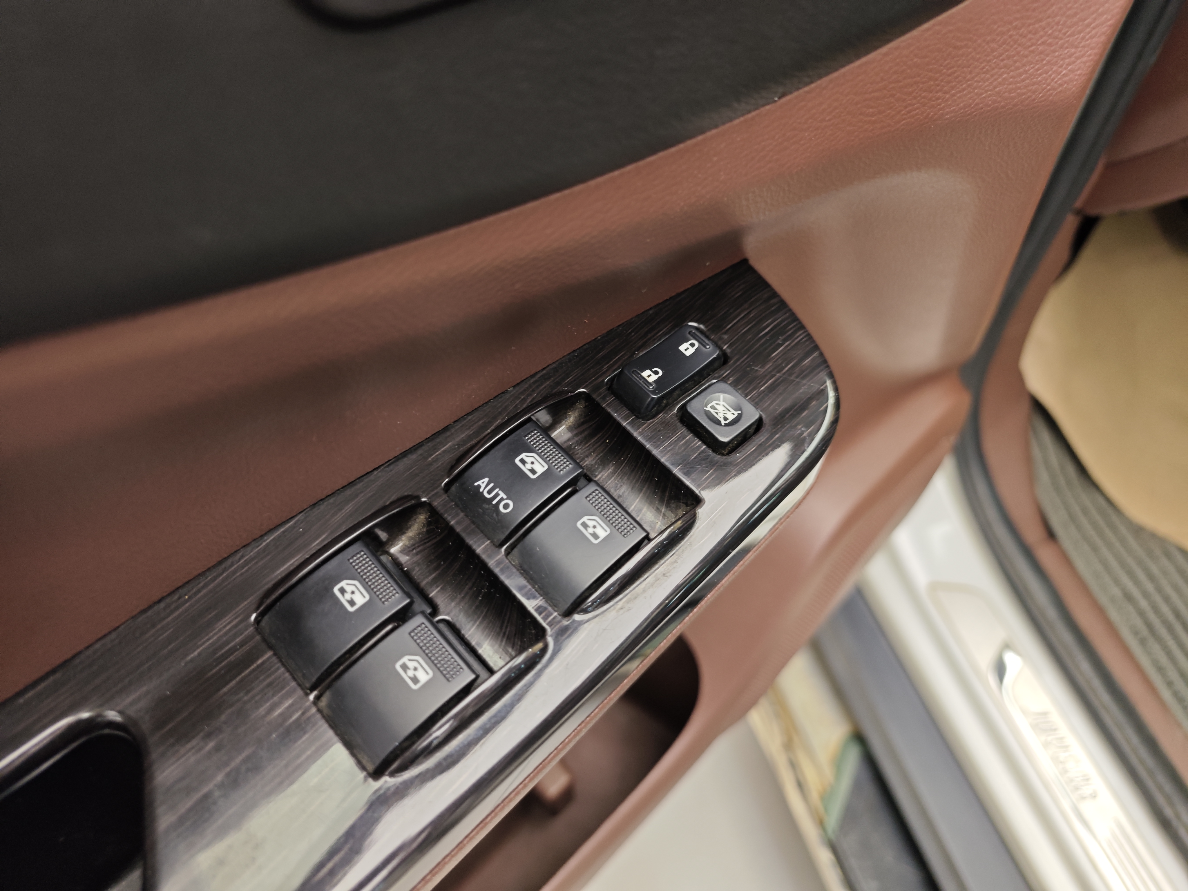 Forthing SX6 2016 car image #11