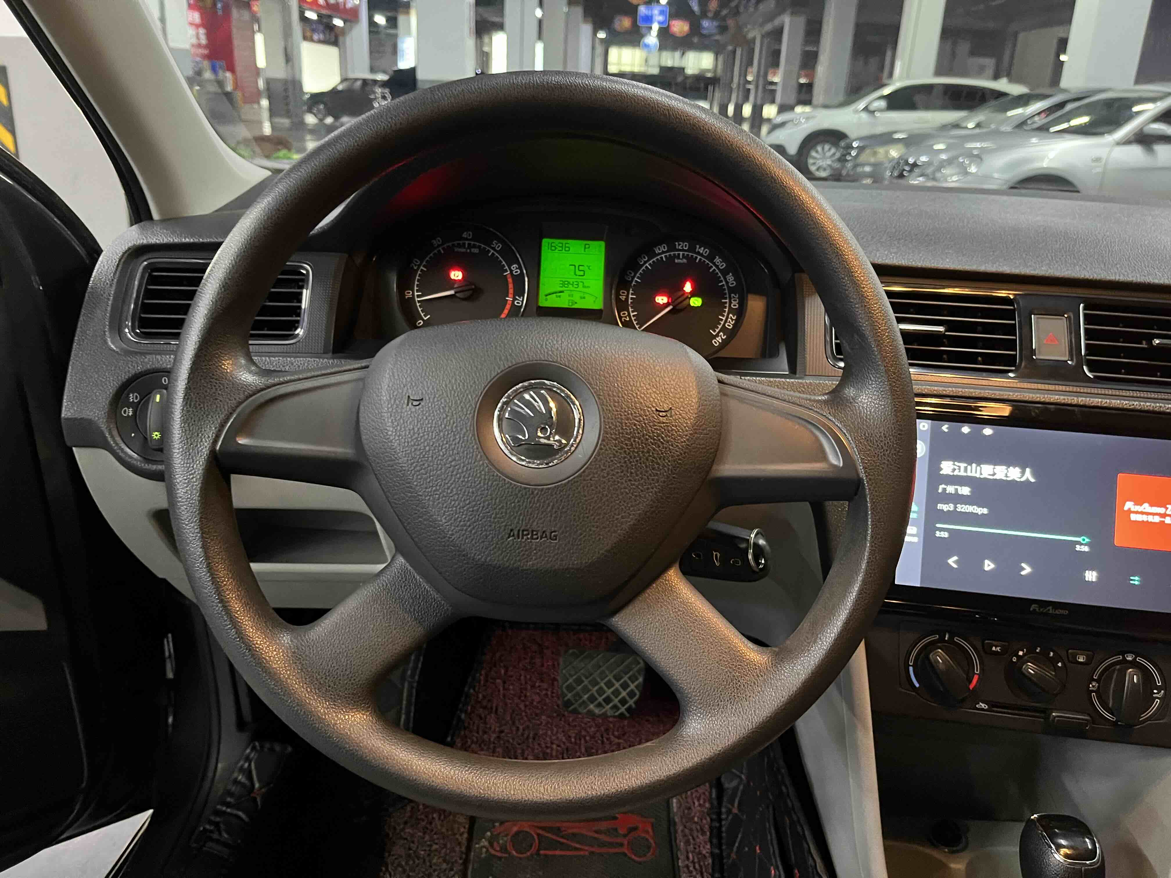 Skoda Rapid 2014 car image #11