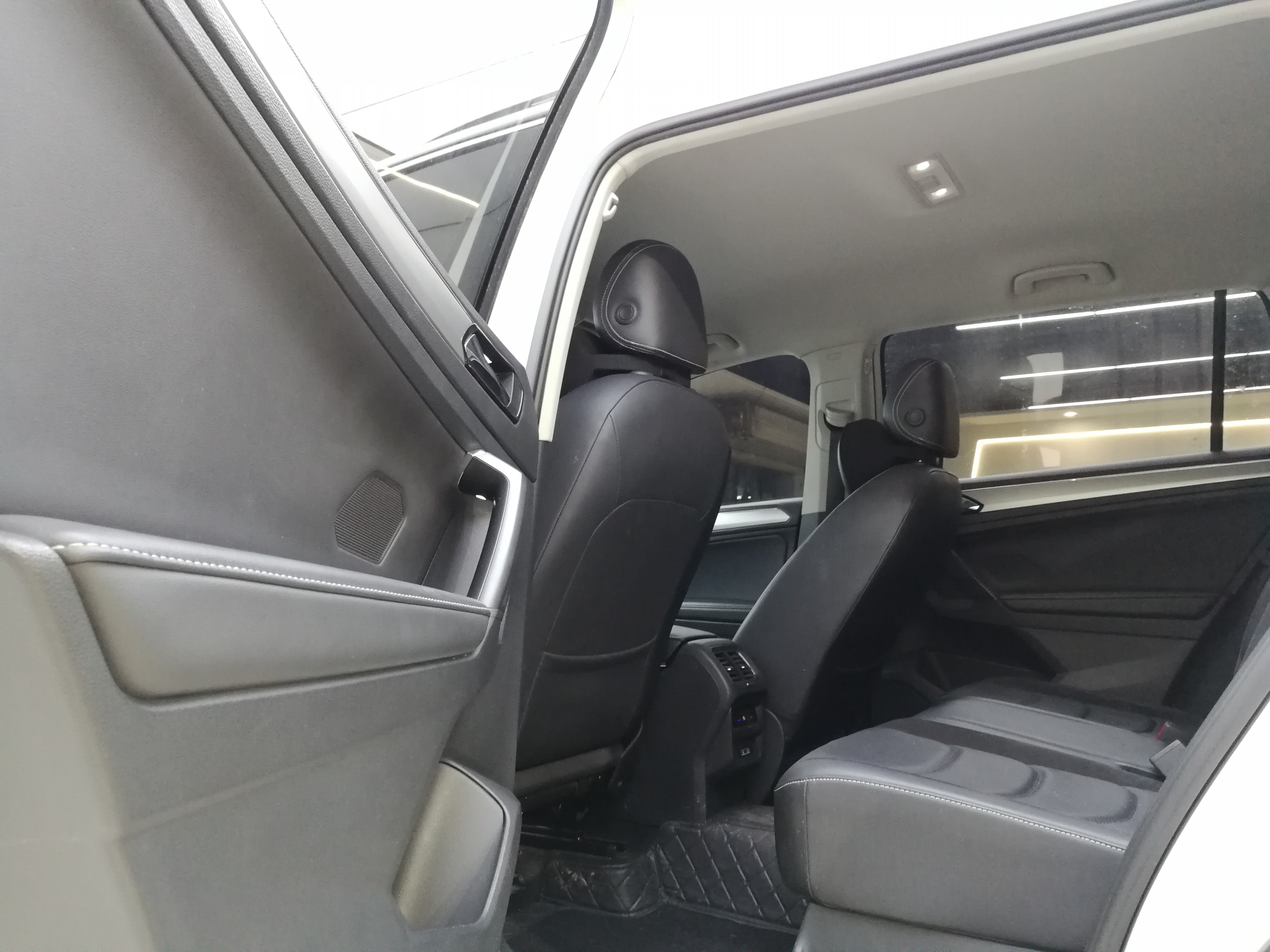 Volkswagen Tiguan L 2017 car image #11