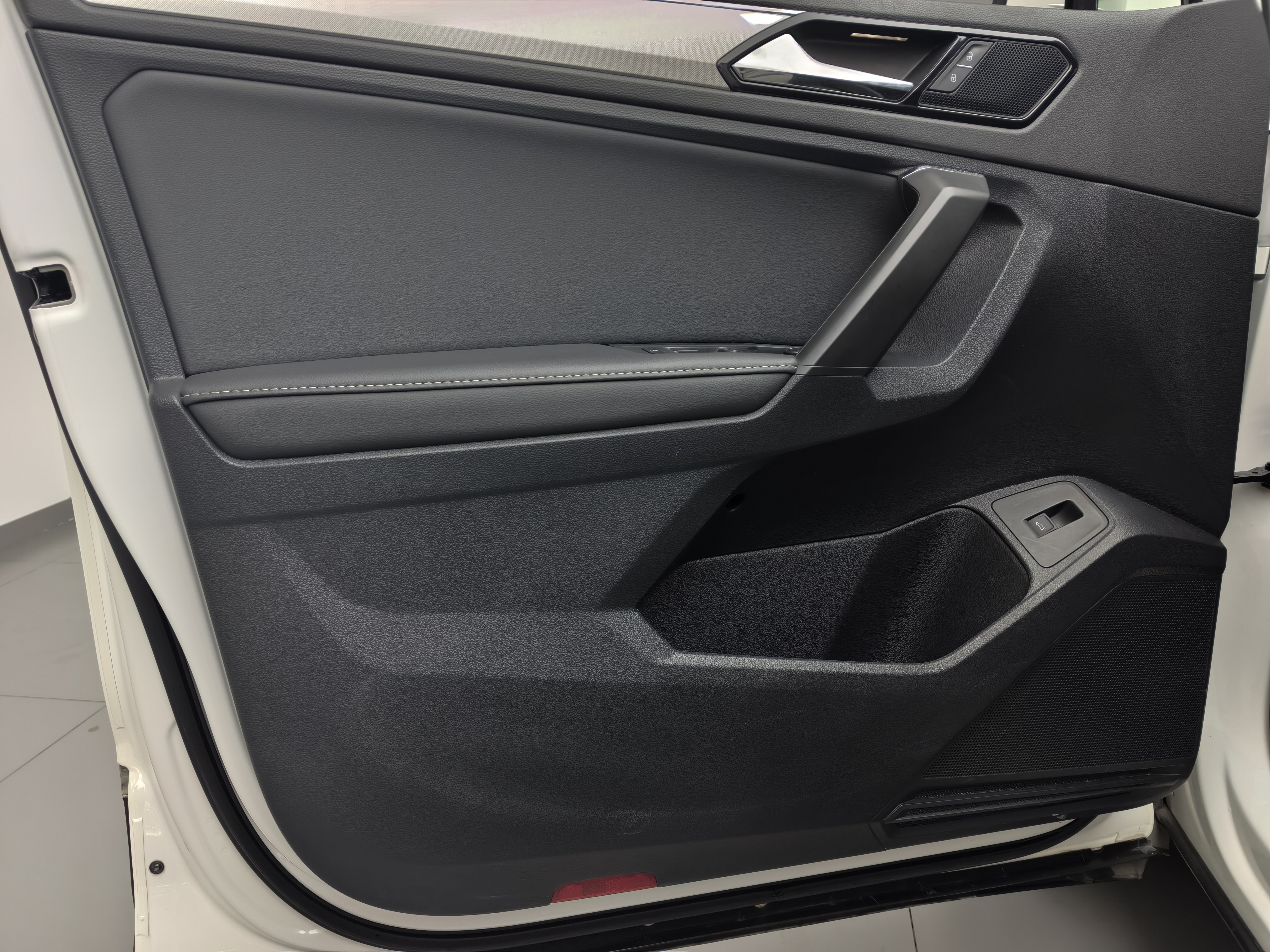 Volkswagen Tiguan L 2018 car image #11