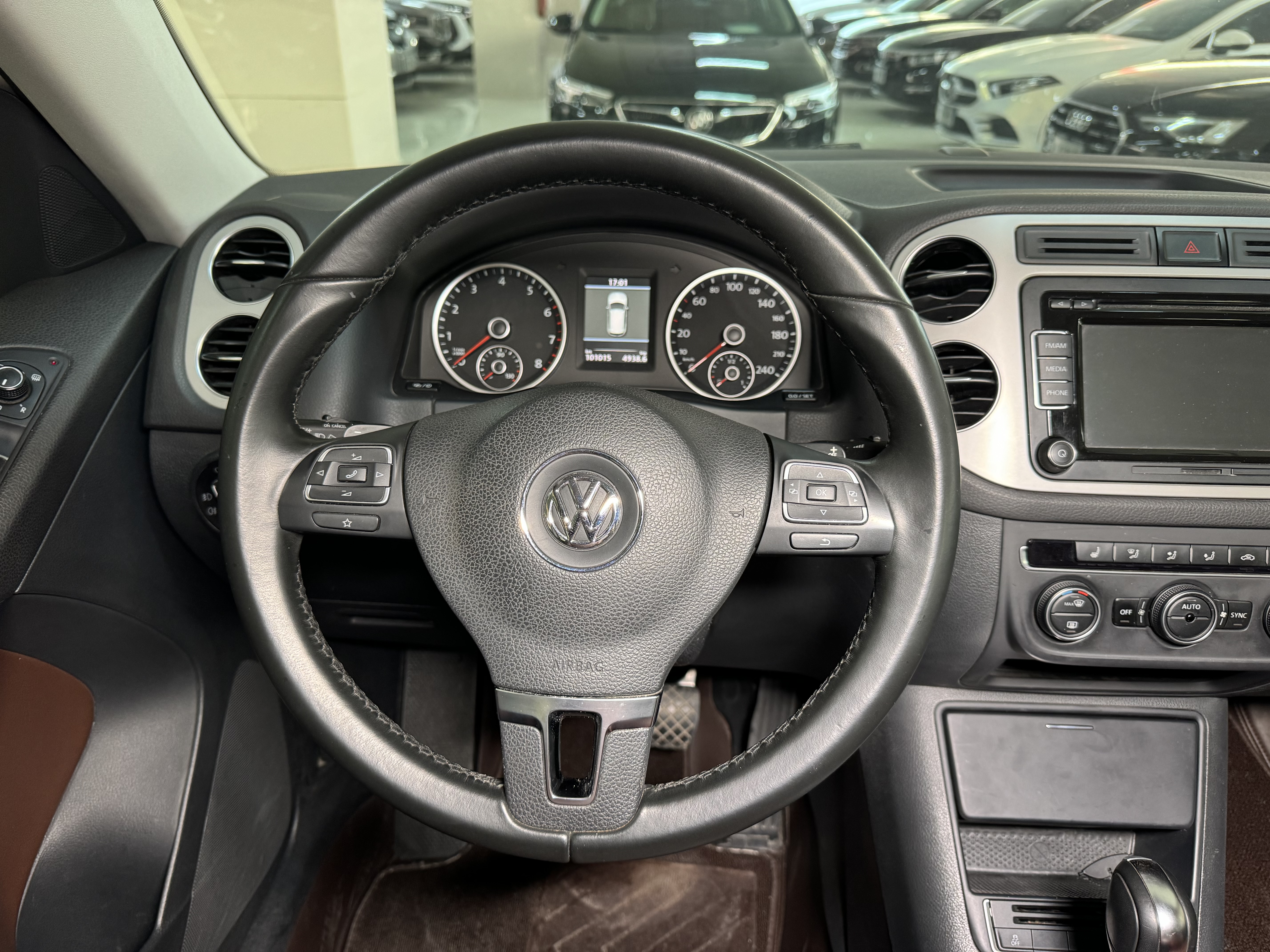 Volkswagen Tiguan 2014 car image #11