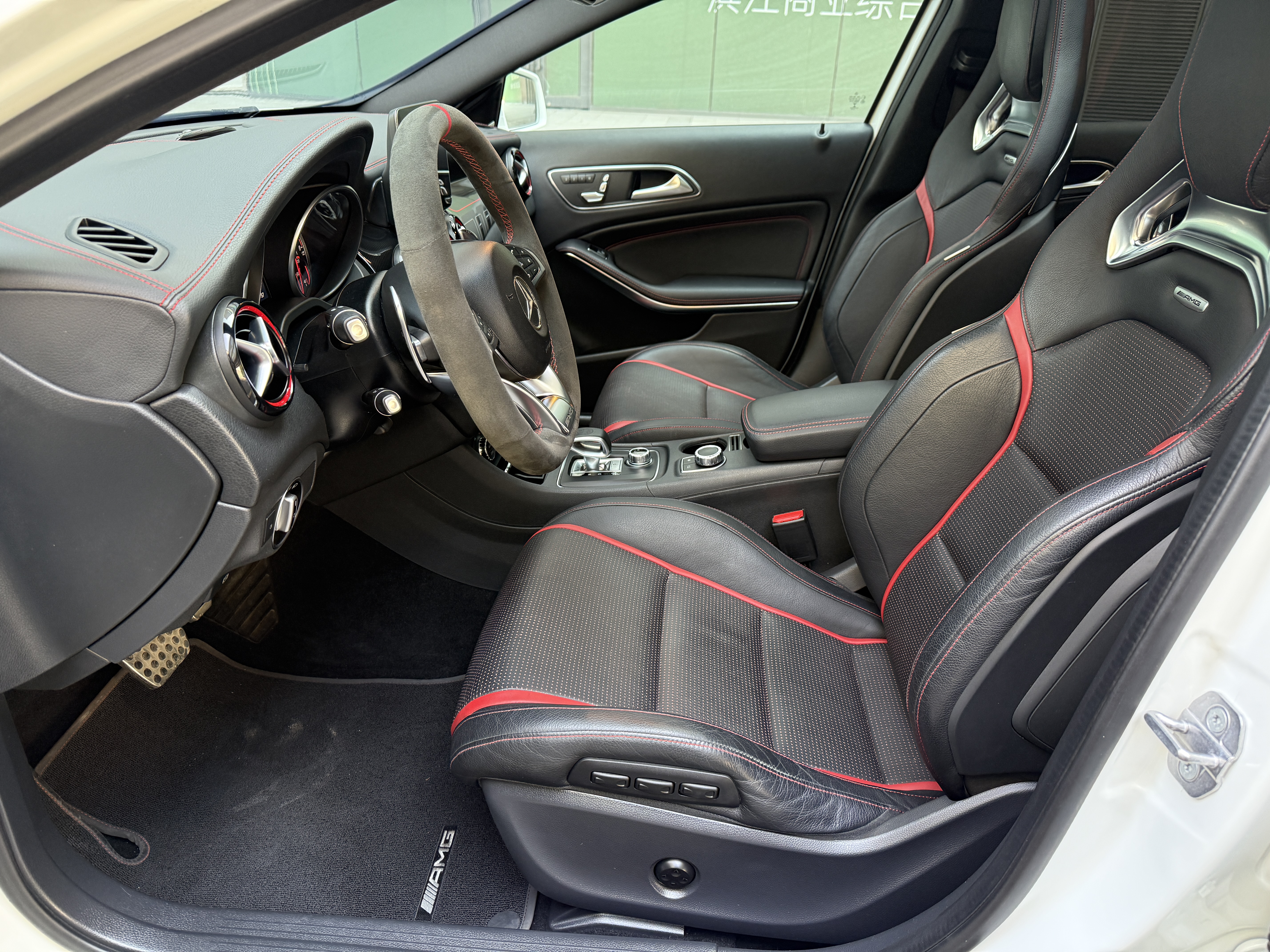 Mercedes-Benz GLA AMG 2019 immagine di auto #11