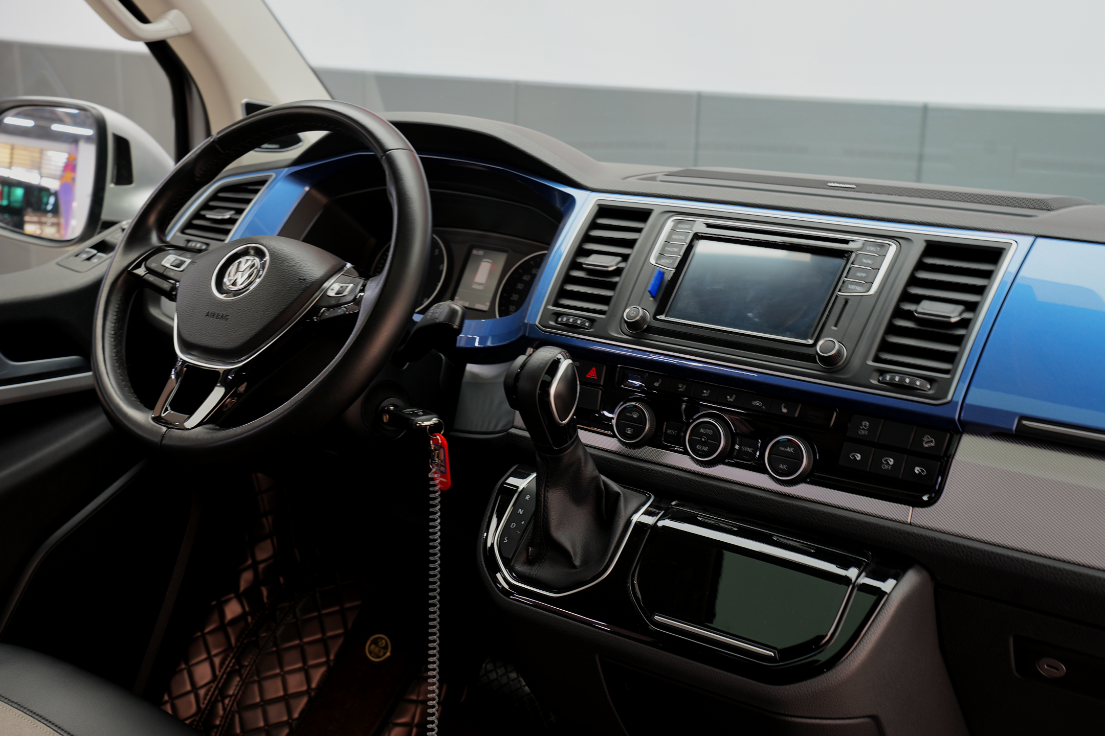 Volkswagen Multivan 2018 car image #11