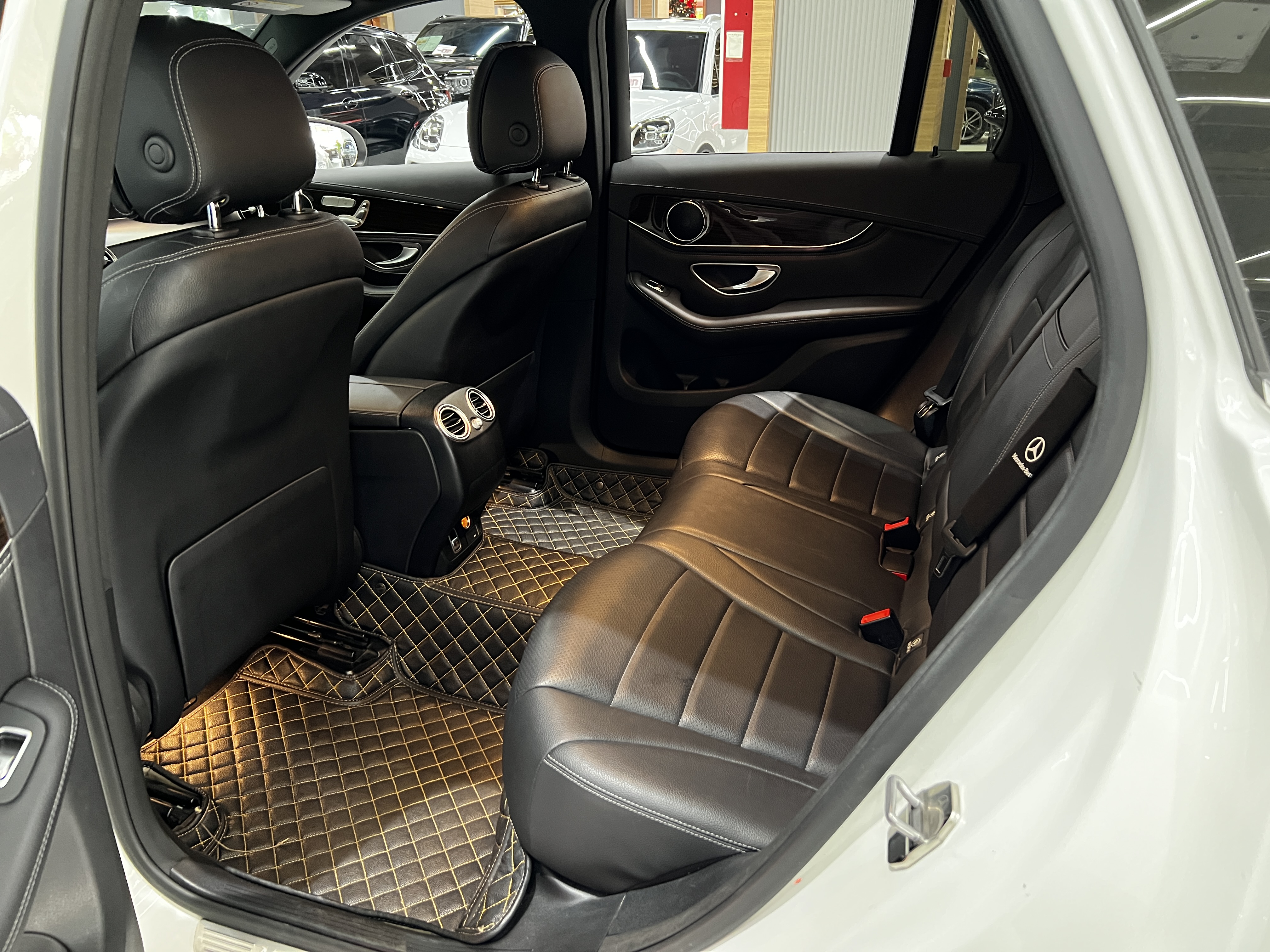 Mercedes-Benz GLC Class 2018 car image #11