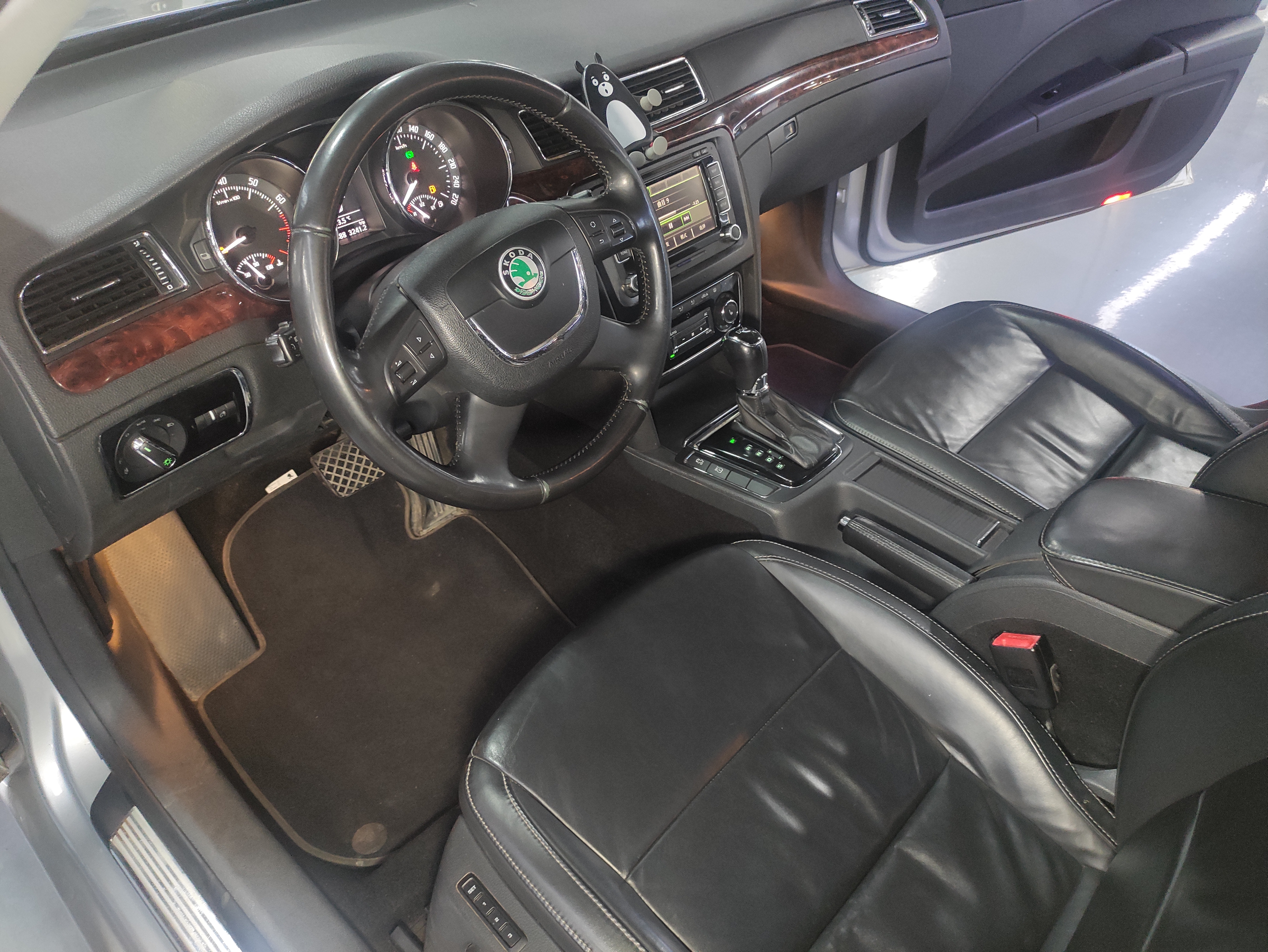 Skoda Superb Combi 2014 car image #11