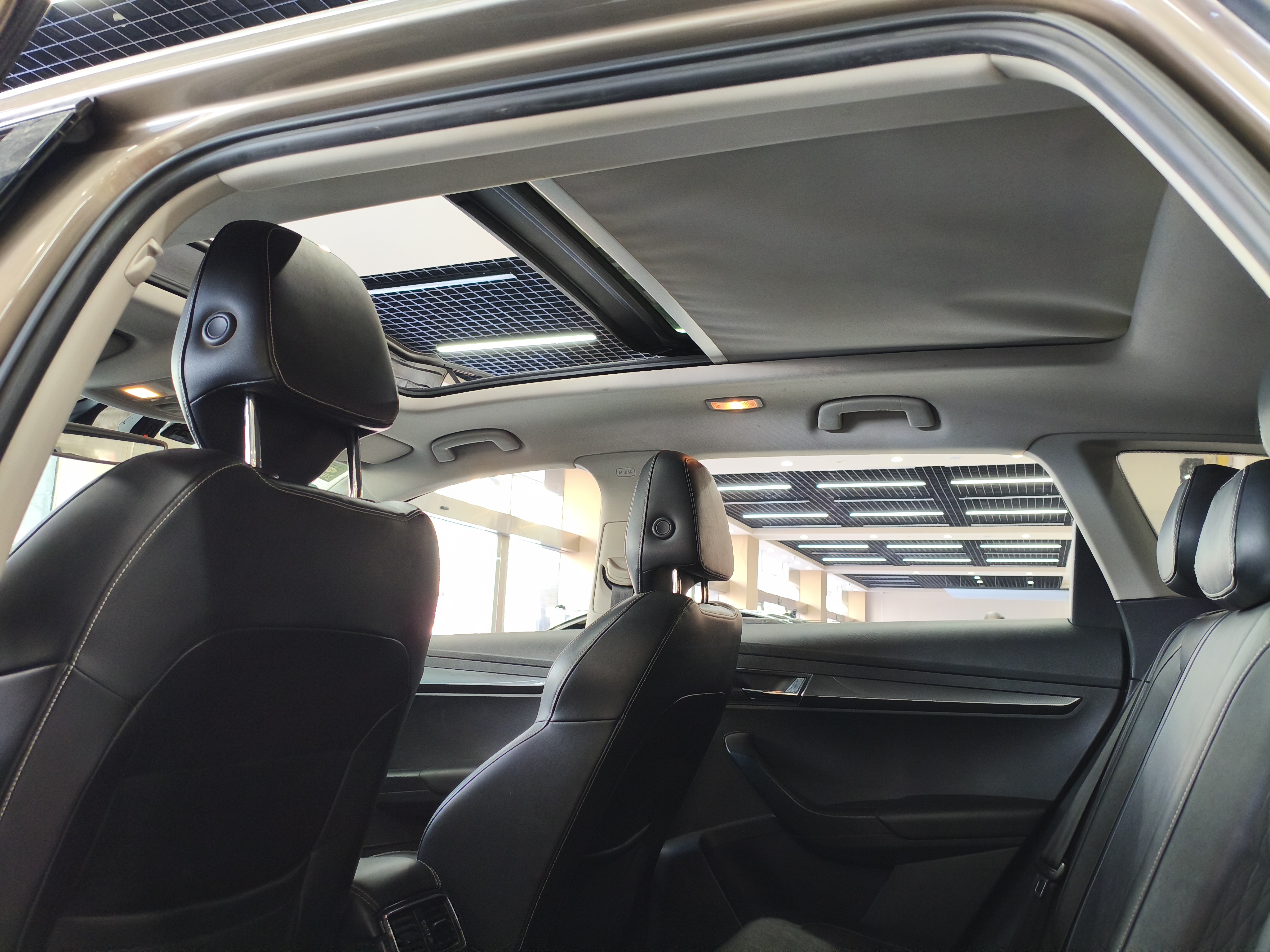 Skoda Karoq 2019 car image #11