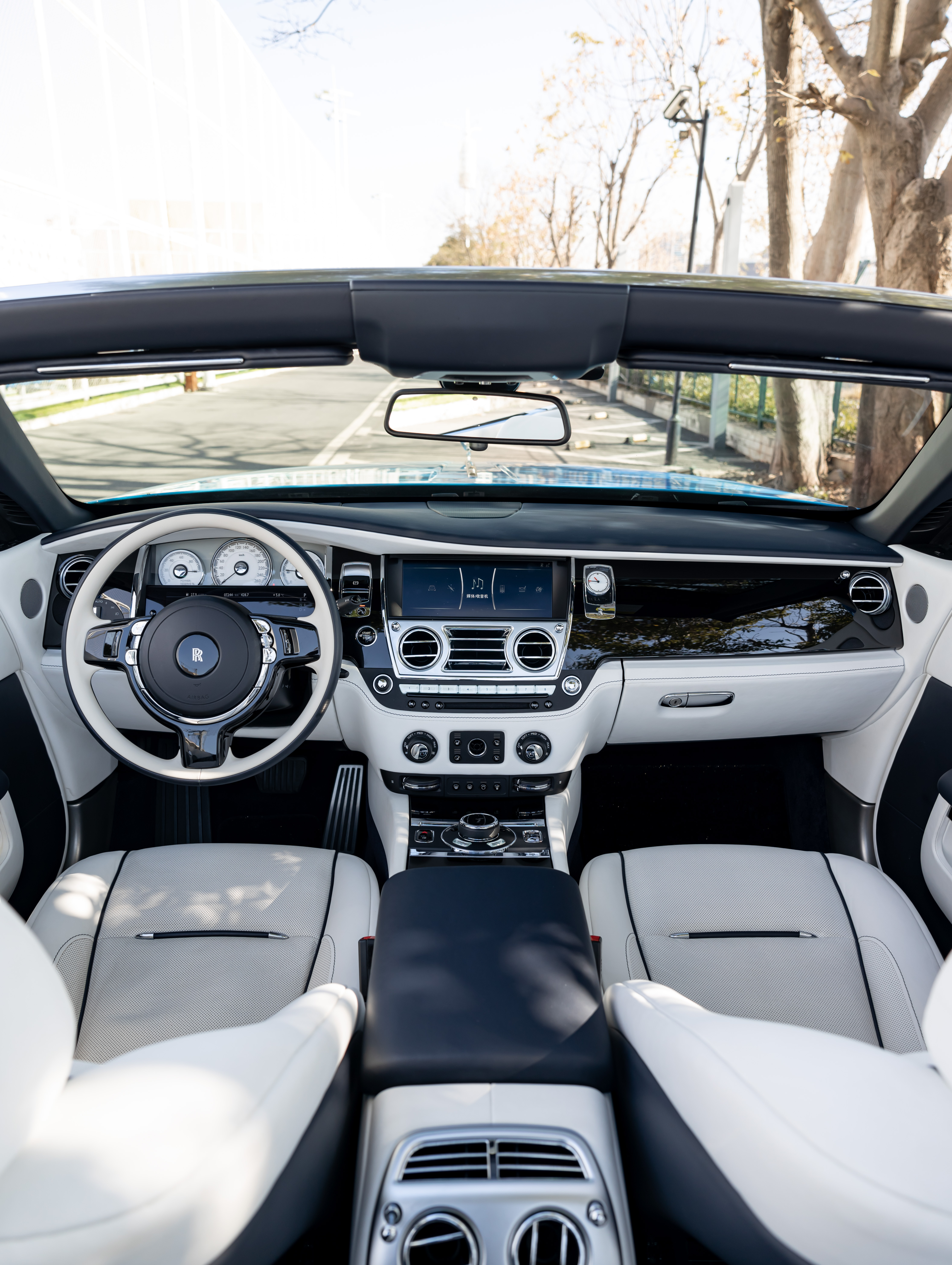 Rolls-Royce Dawn 2020 car image #11