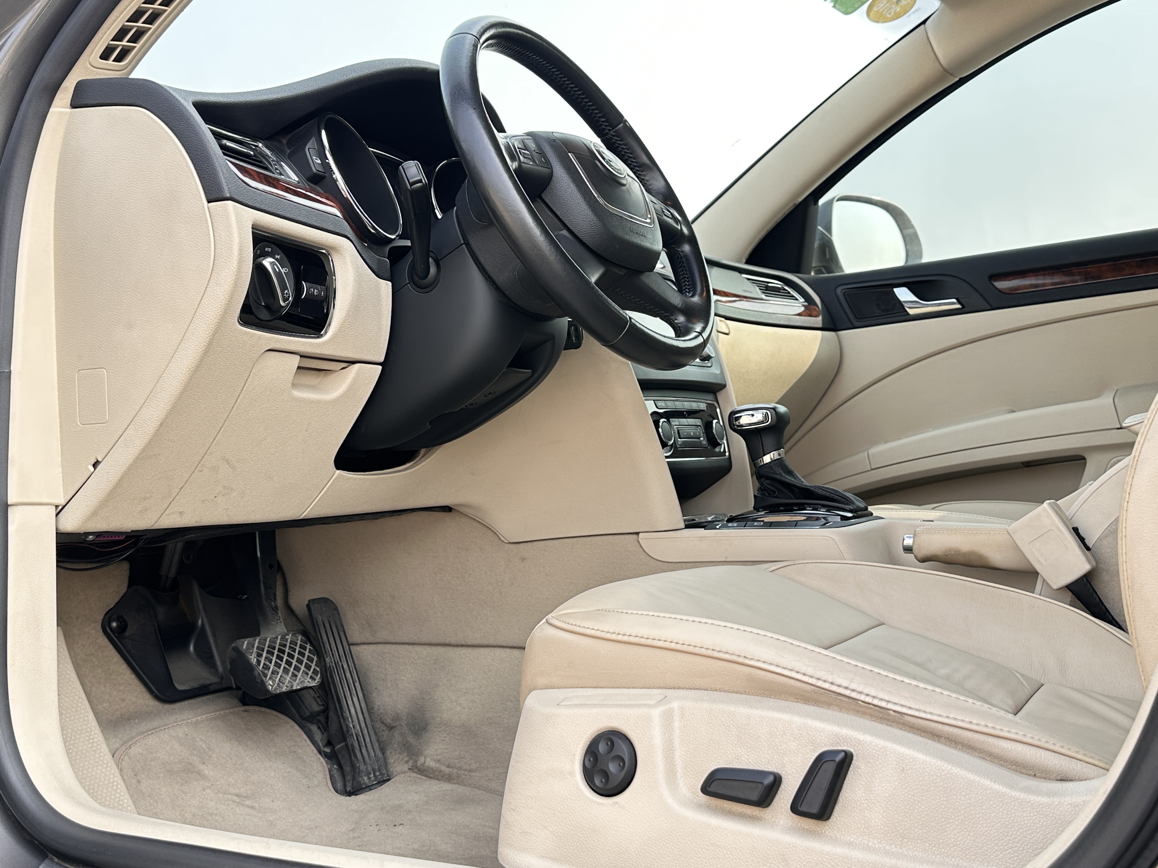 Skoda Superb 2011 car image #11