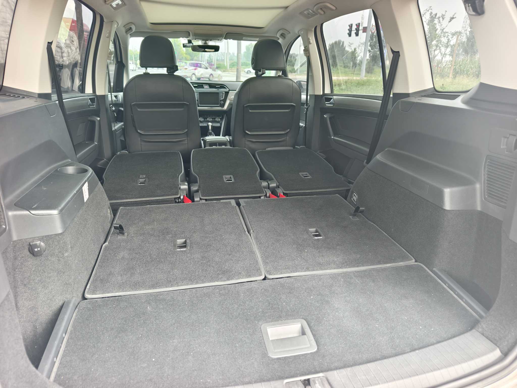 Volkswagen Touran 2018 car image #11