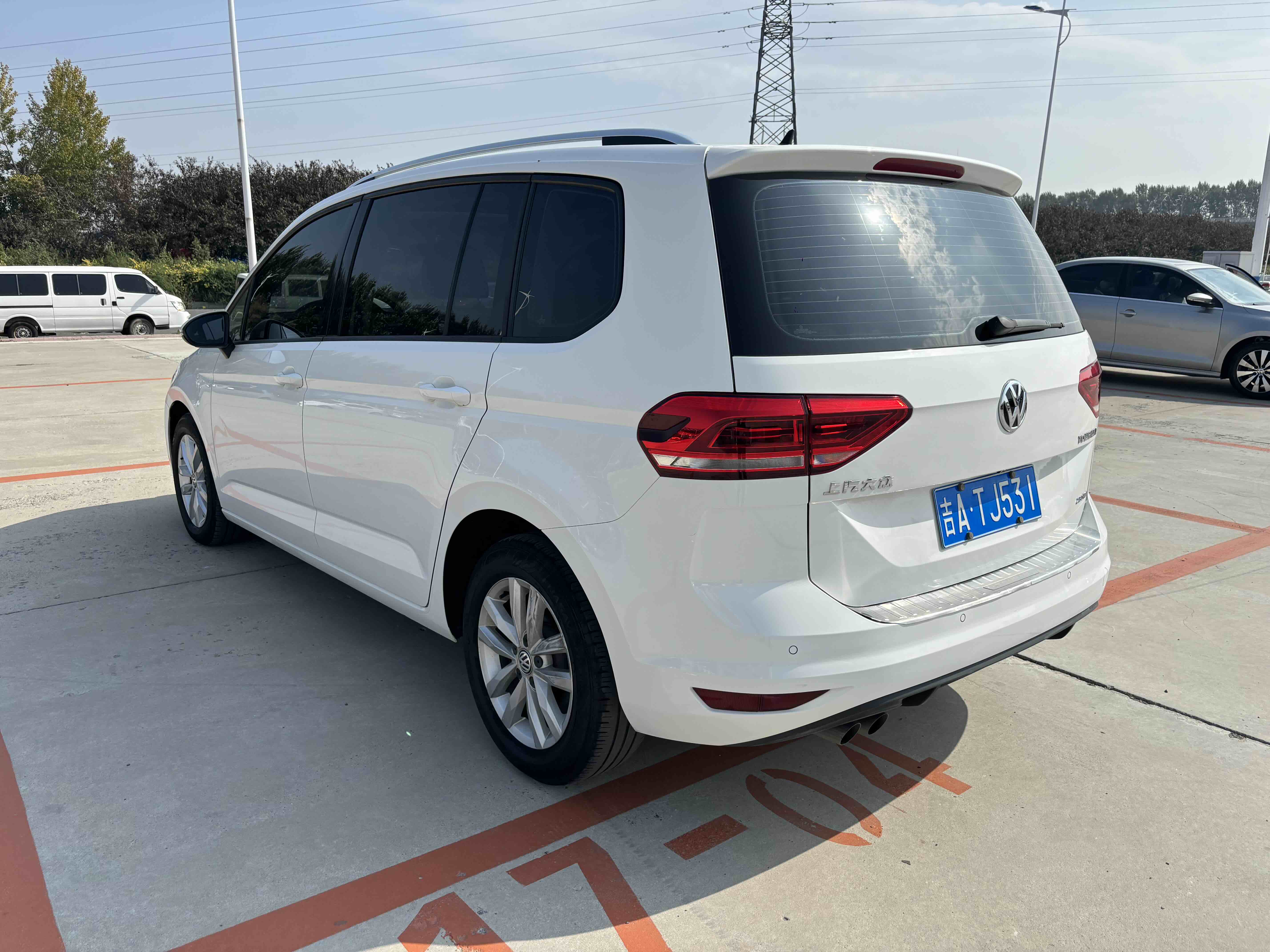 Volkswagen Touran 2018 car image #11