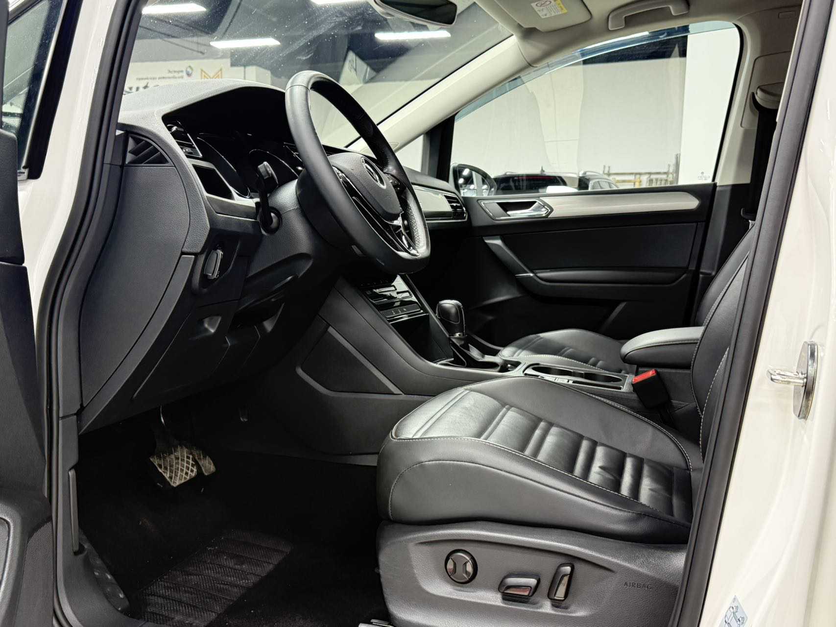 Volkswagen Touran 2022 car image #11