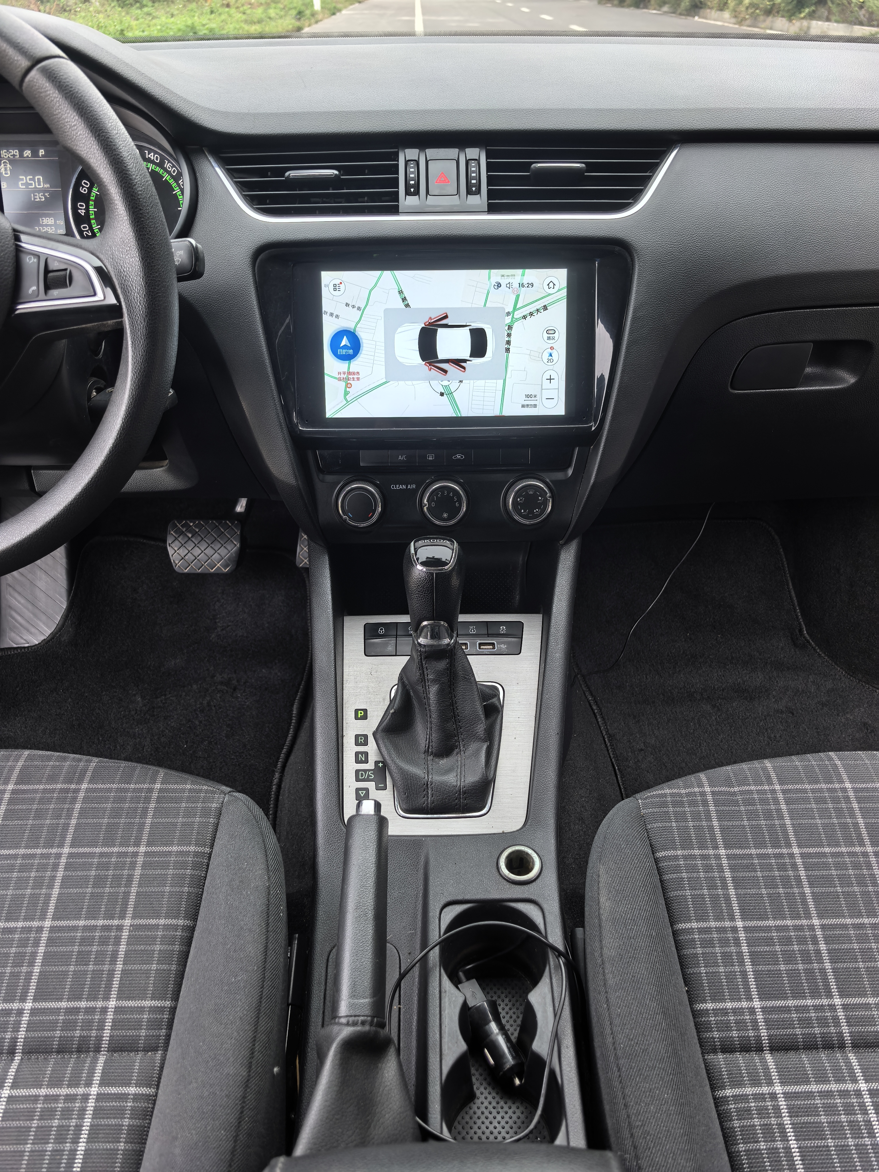 Skoda Octavia 2020 car image #11