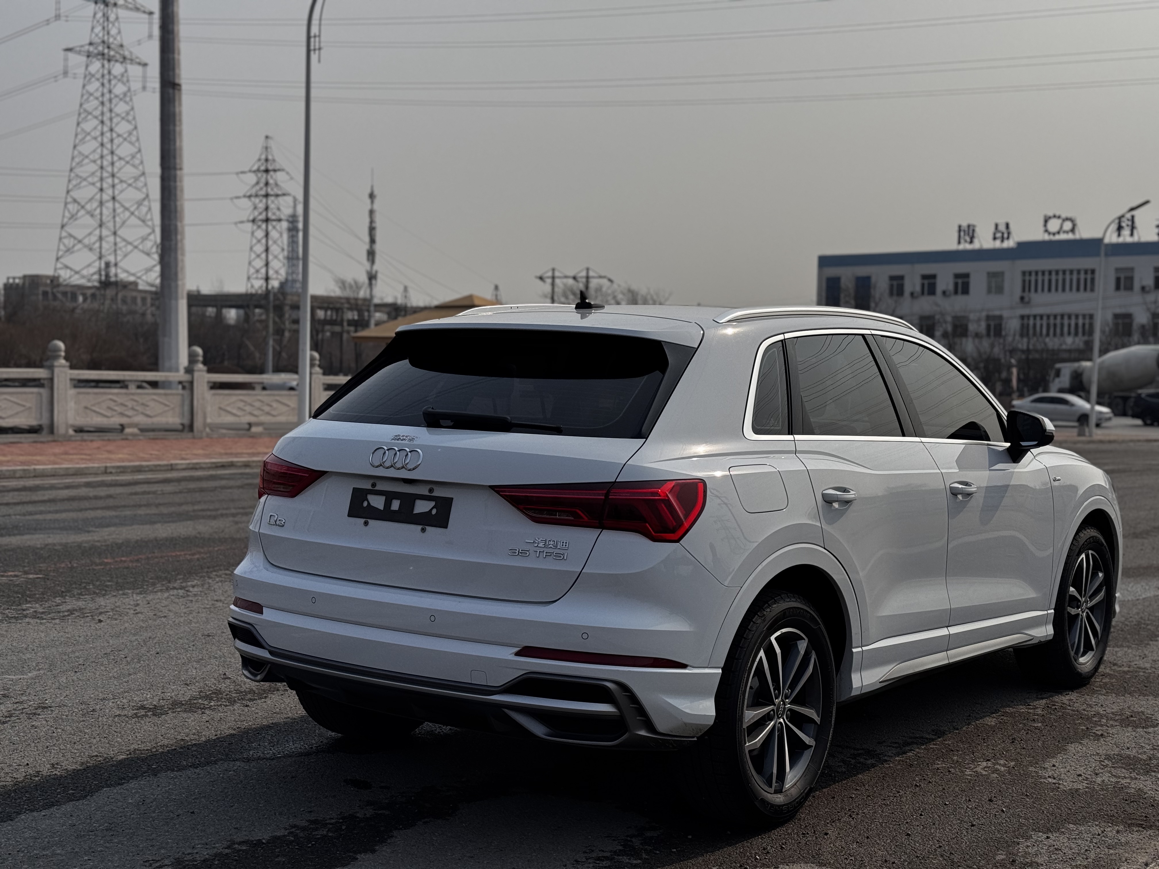 Audi Q3 2021 car image #11
