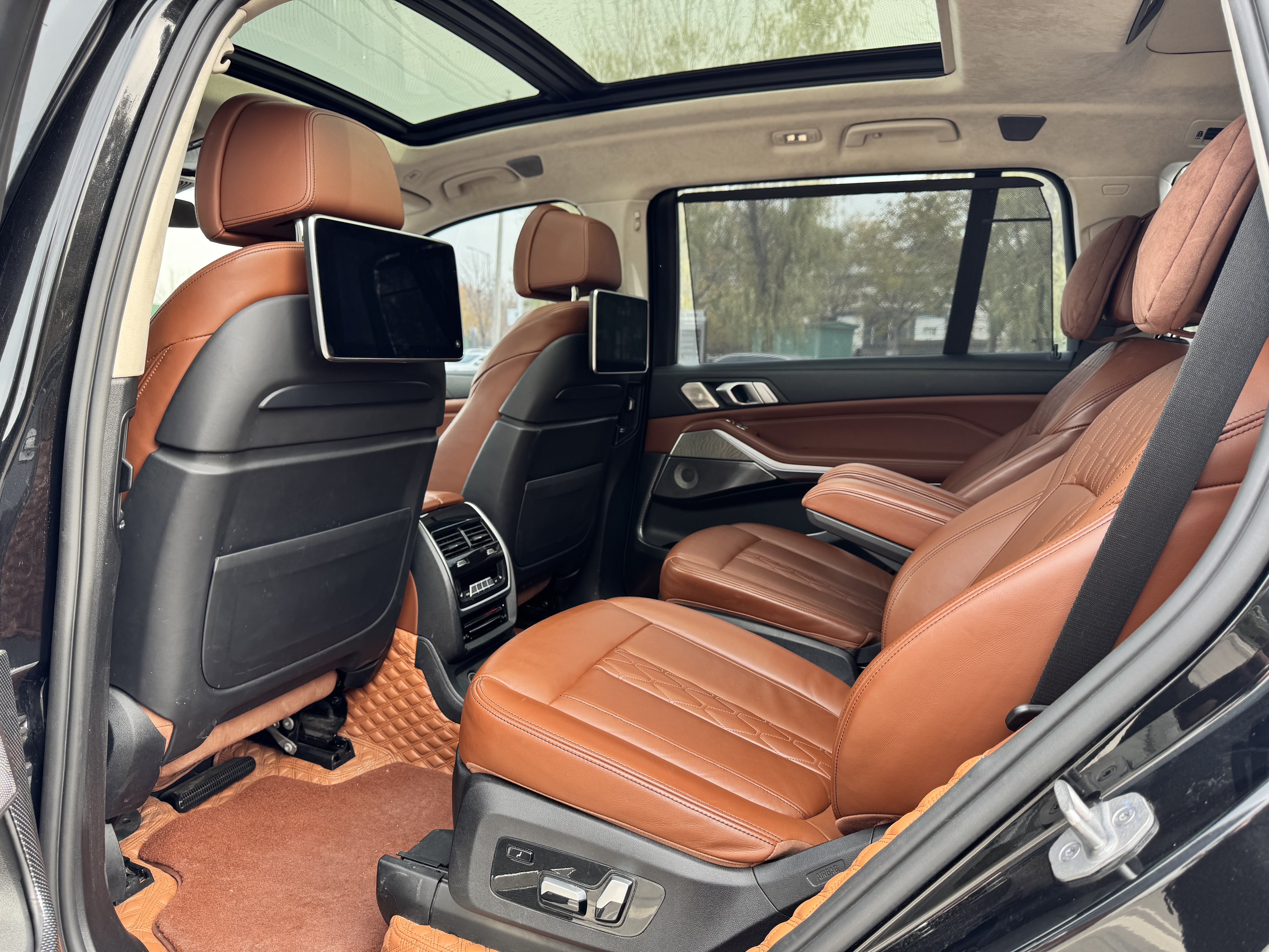 BMW X7 M60i 2021 car image #11