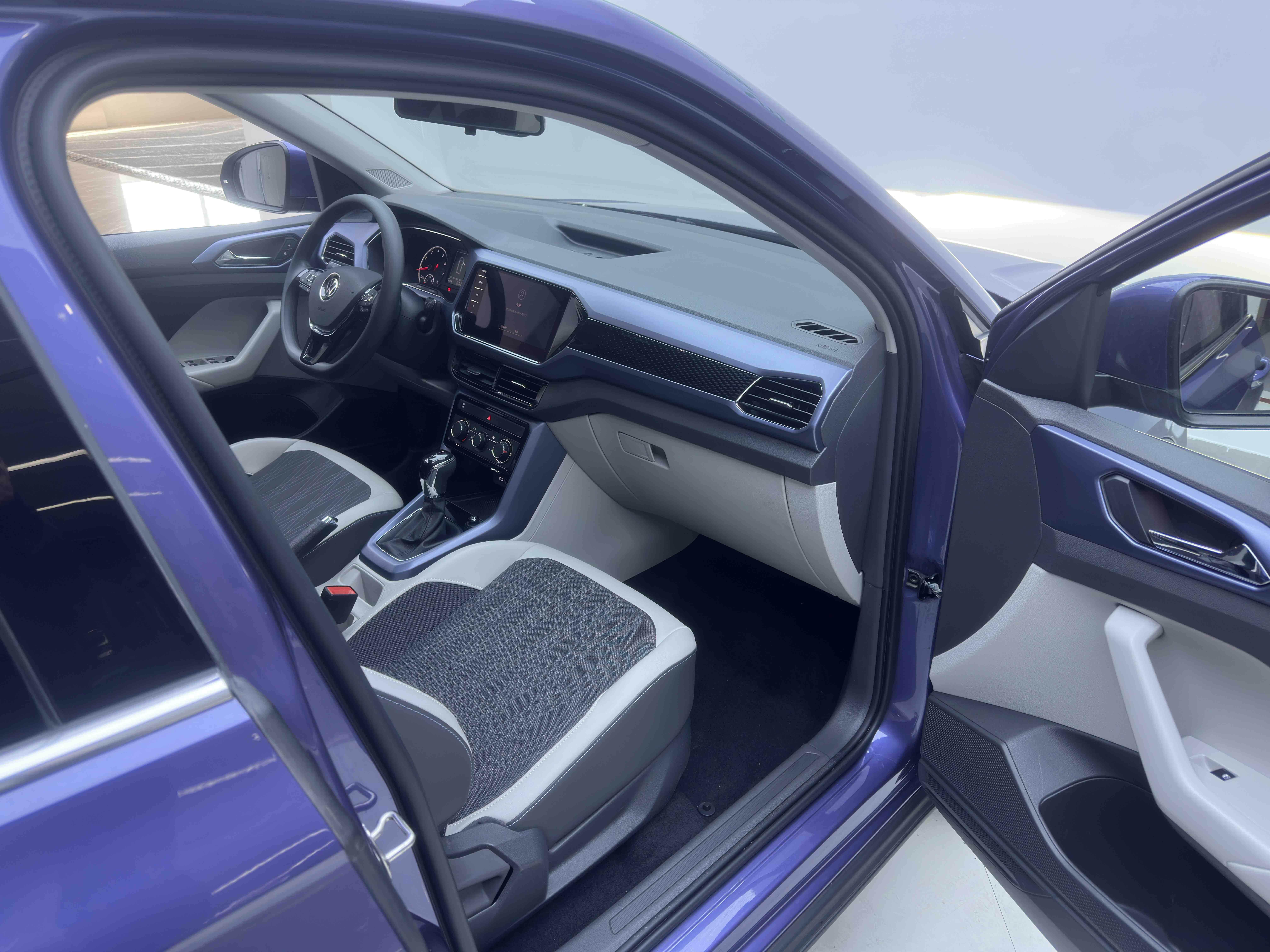 Volkswagen T-Cross 2021 car image #11