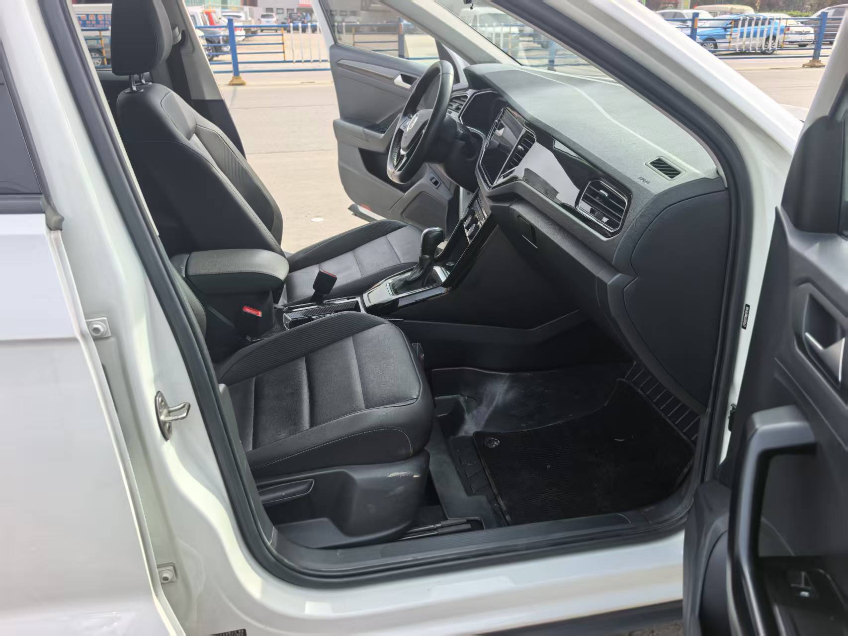 T-Roc 2021 car image #11