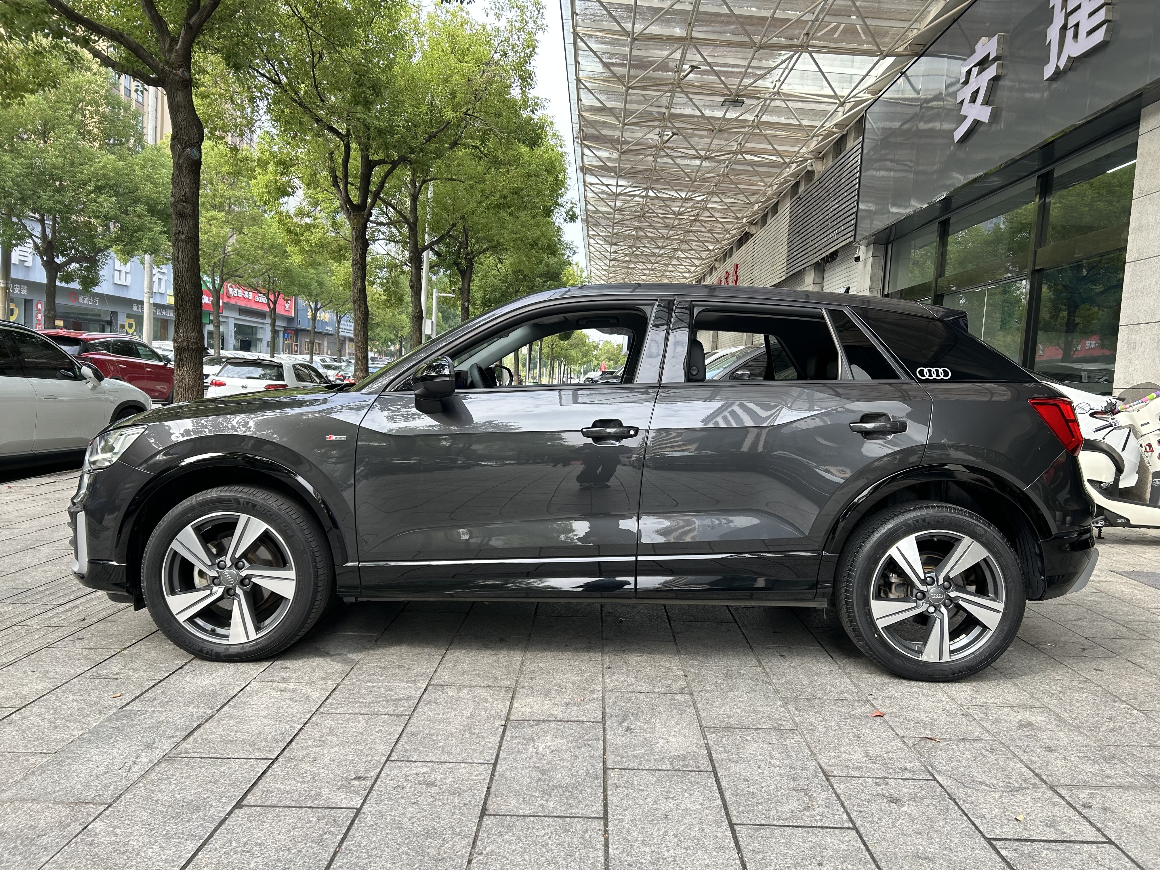 Audi Q2L 2021 car image #11