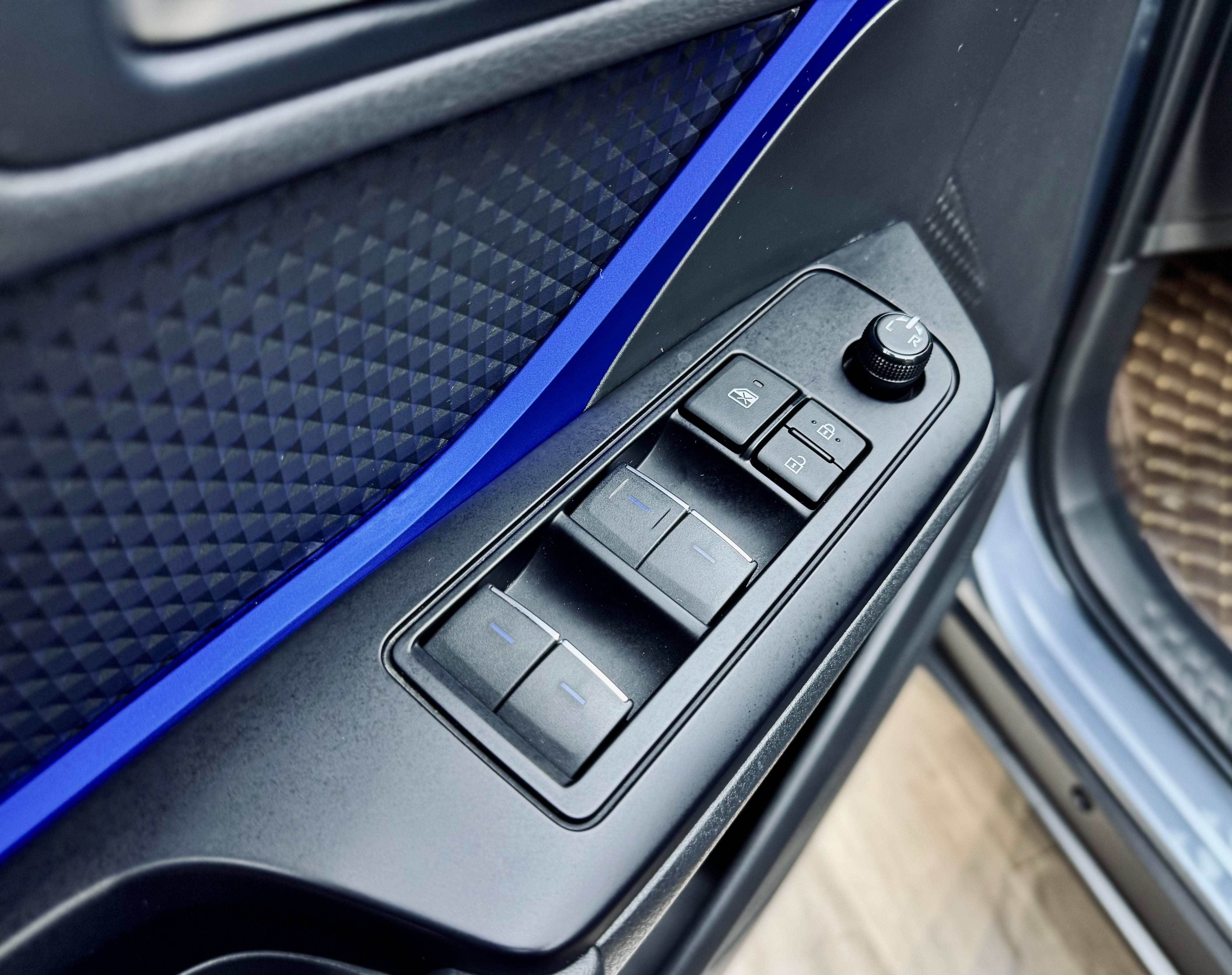 Toyota C-HR 2021 car image #11