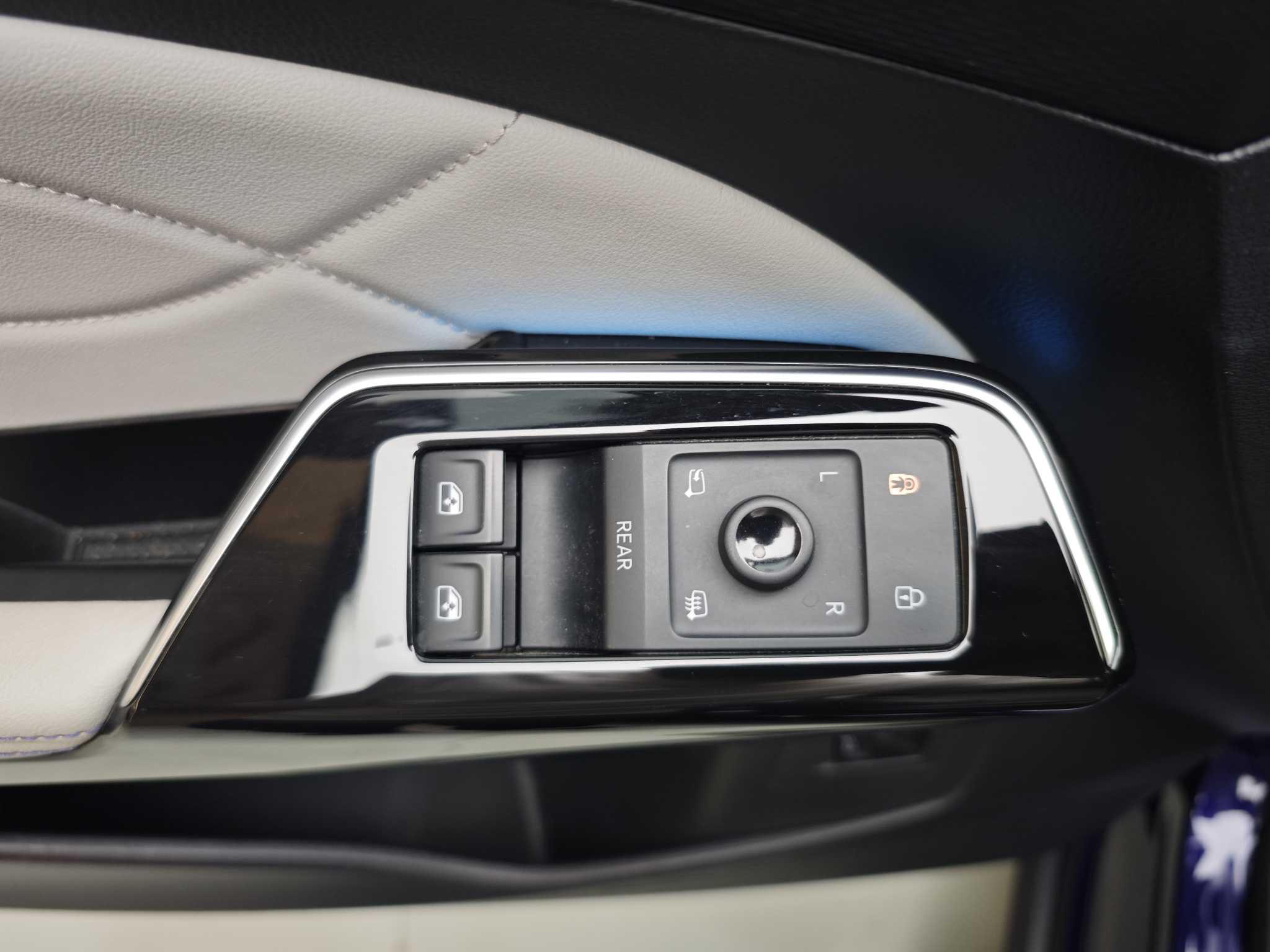 Volkswagen ID.6 X 2021 car image #11