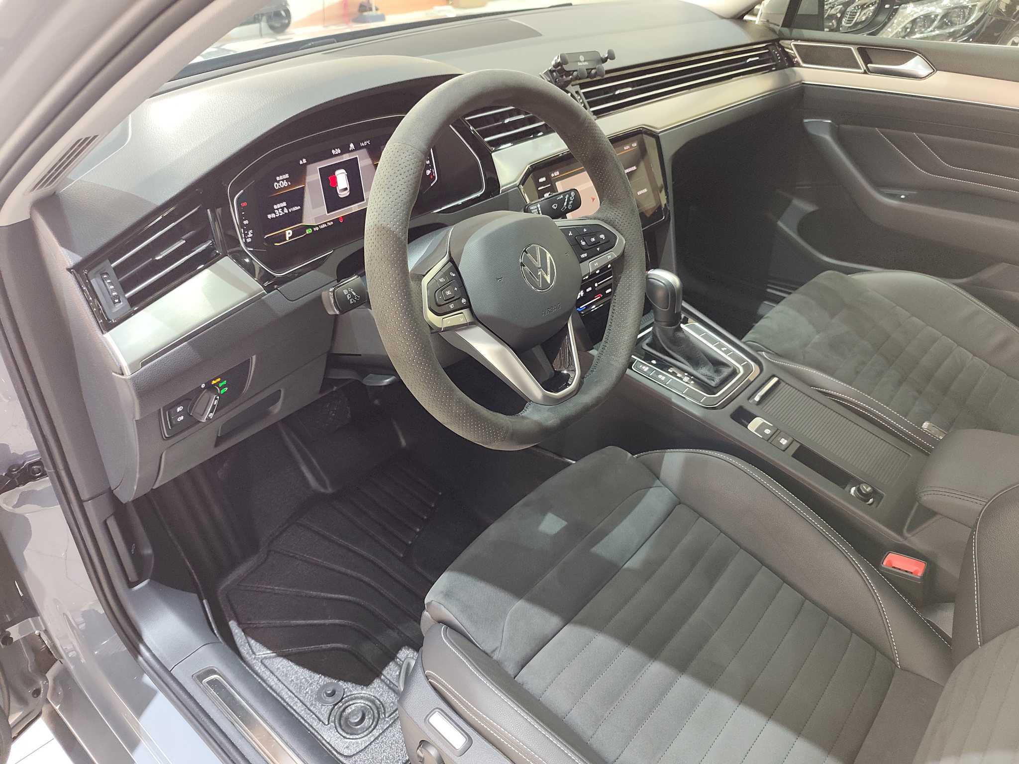 Volkswagen Passat Variant 2023 immagine di auto #11