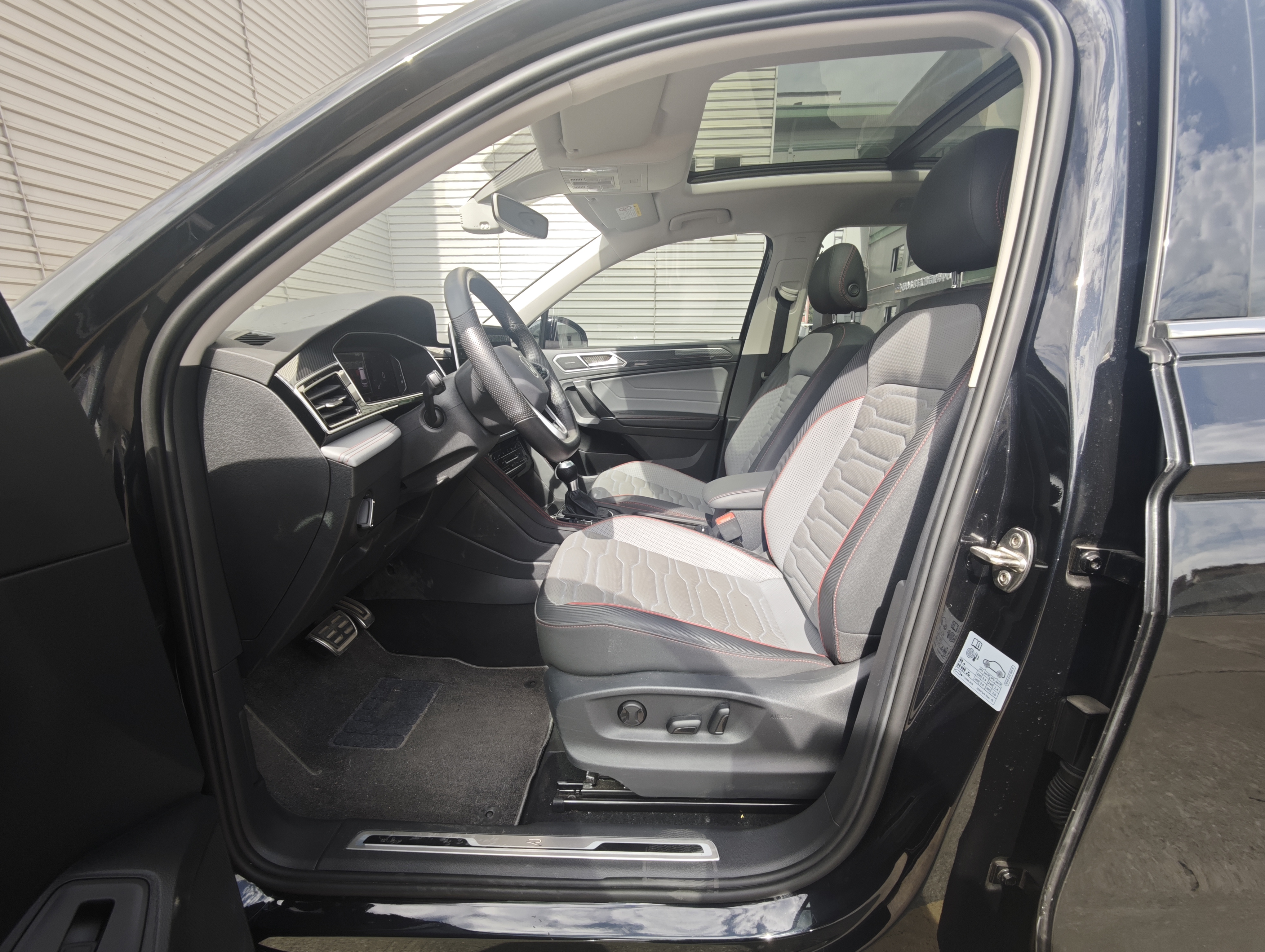 Volkswagen Tiguan L 2022 immagine di auto #11