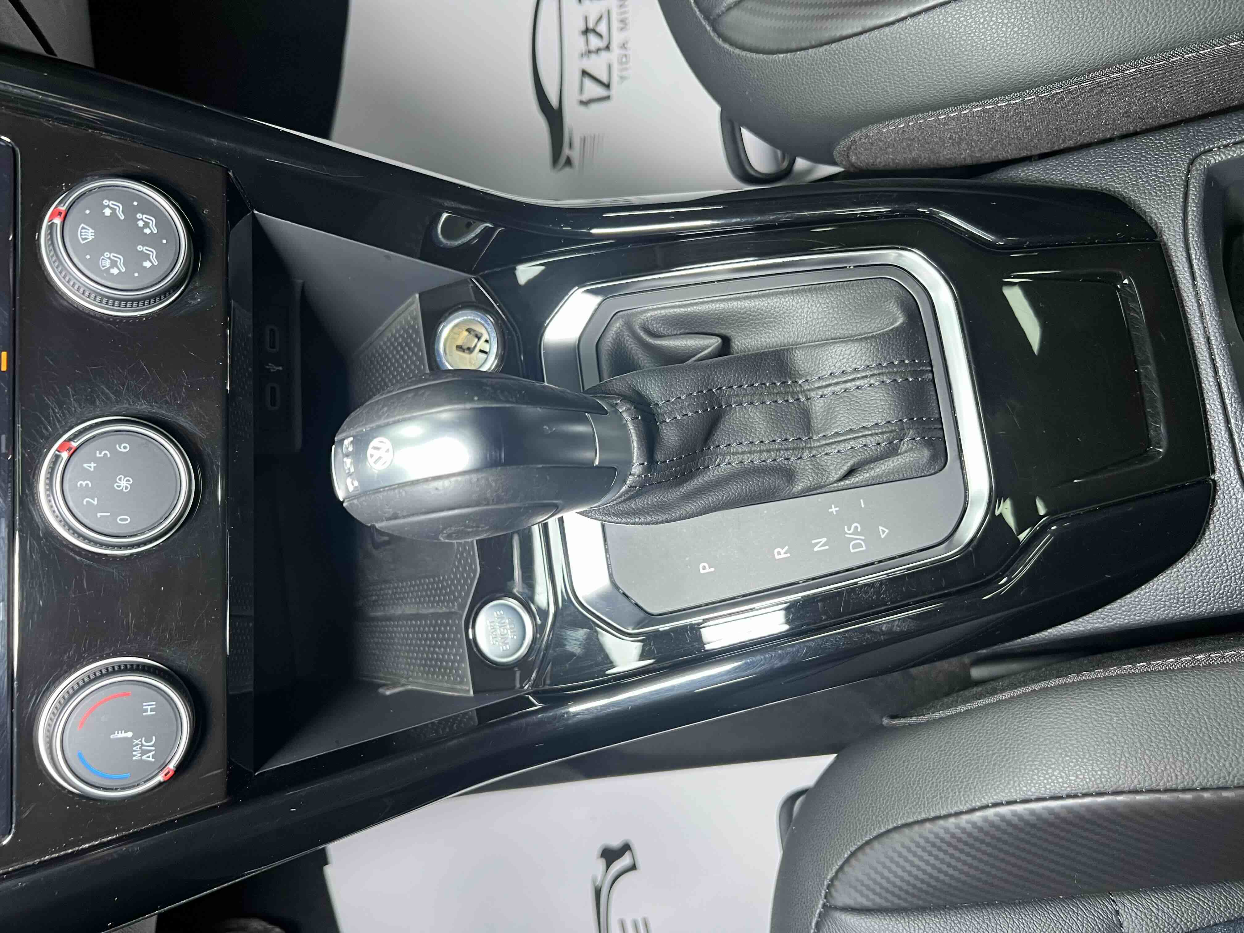 Volkswagen T-Roc 2021 car image #11