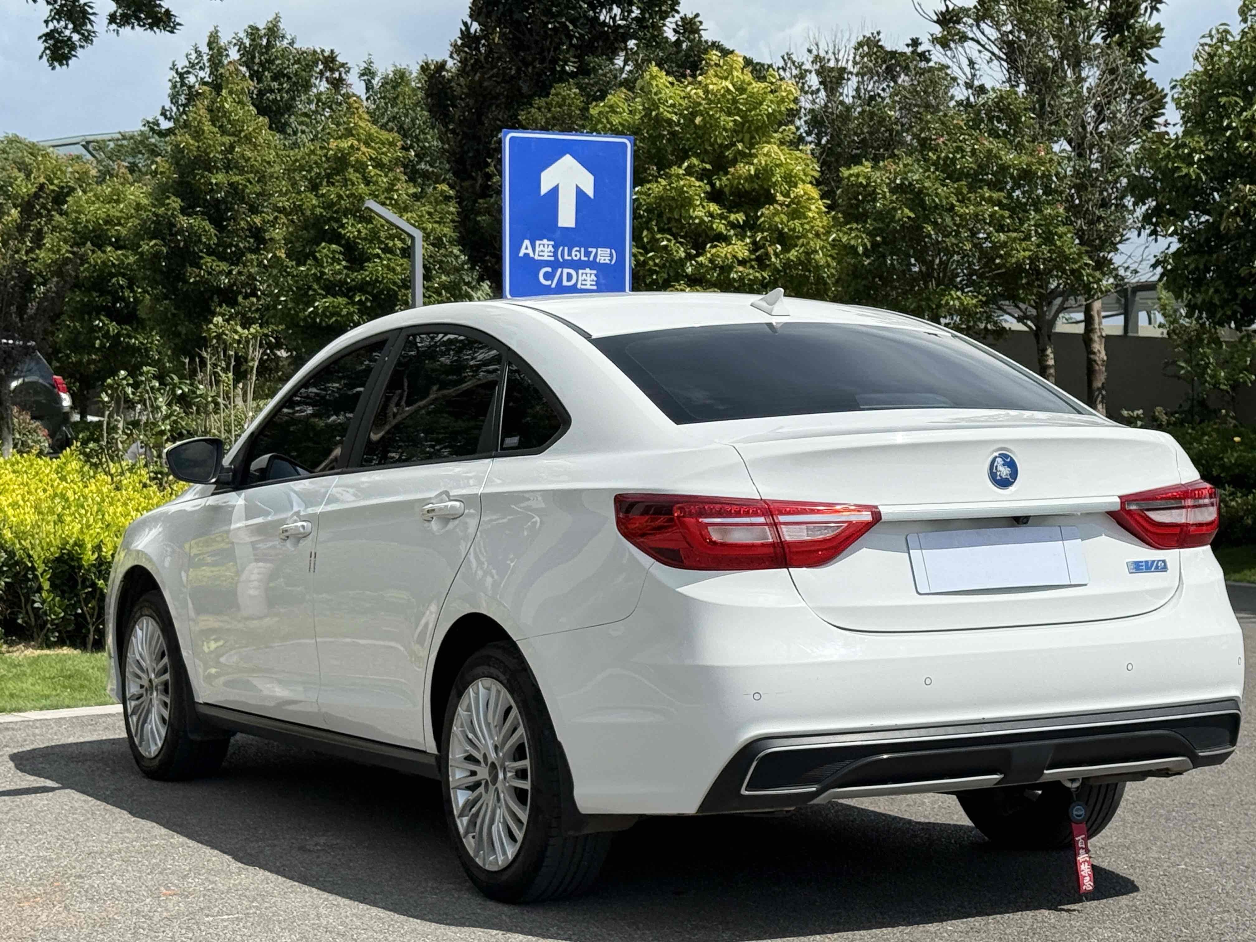 Forthing S60 EV 2022 #11 Forthing S60 EV 2022 car image #11