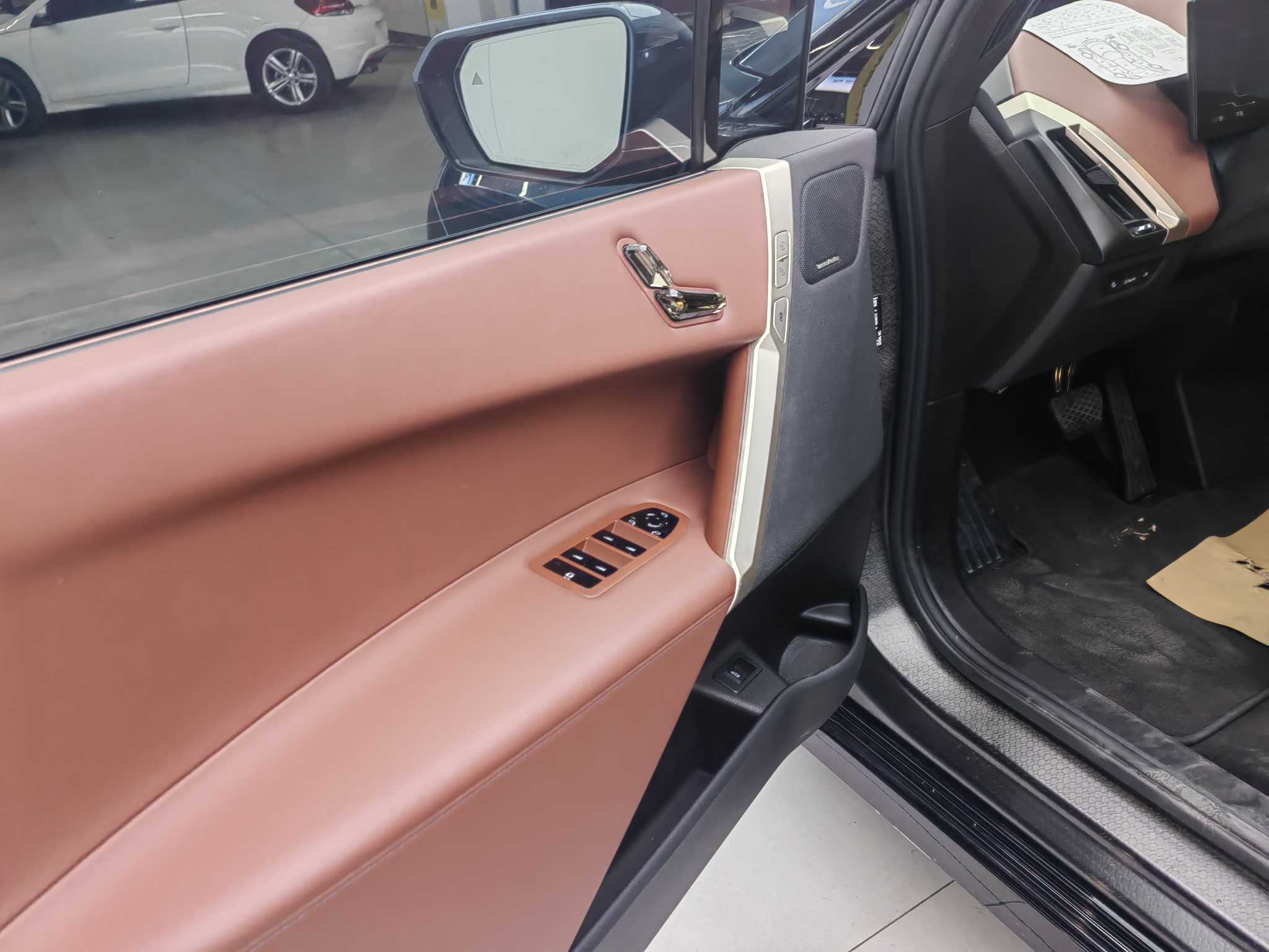 BMW iX 2022 car image #11