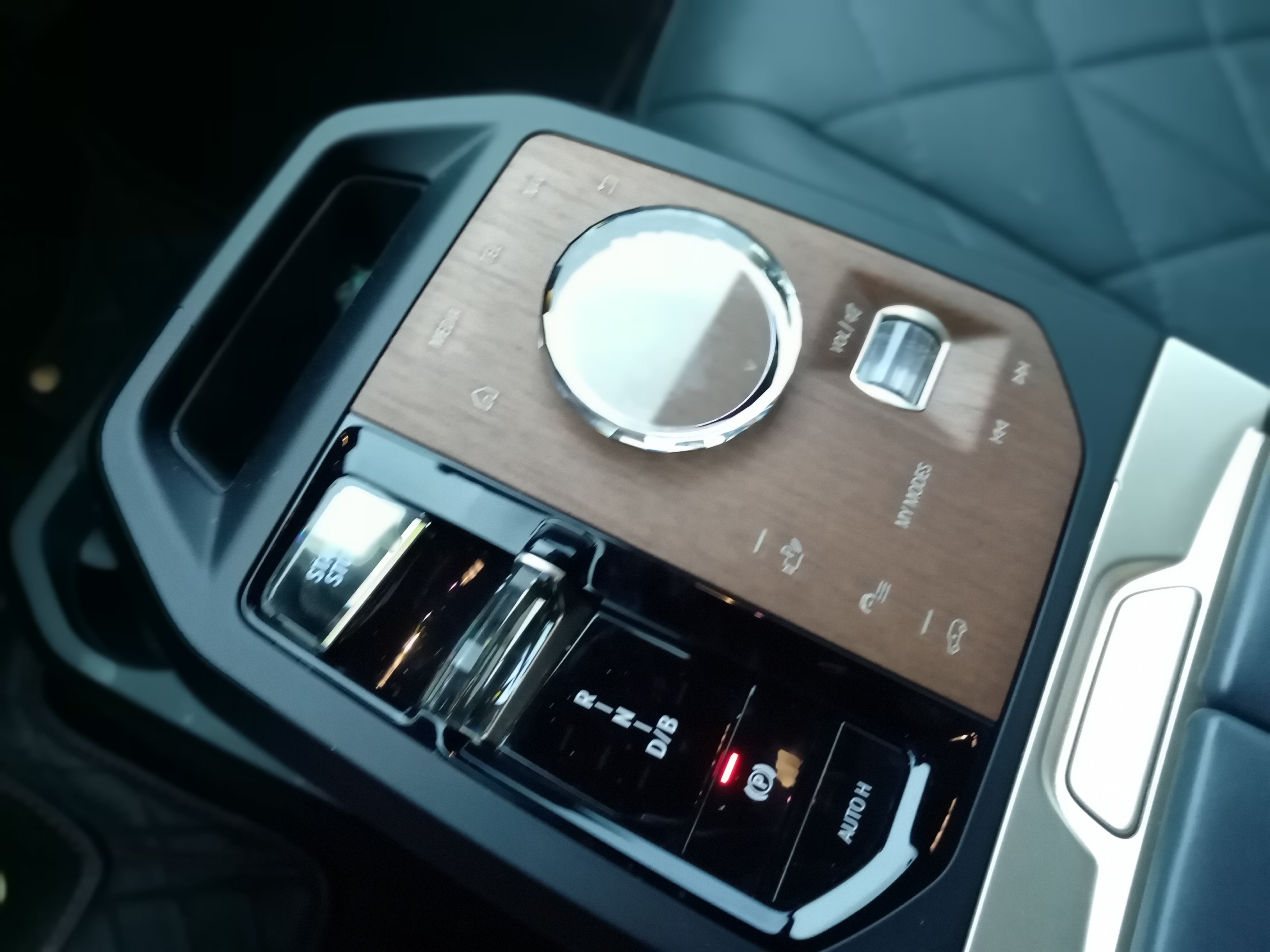 BMW iX 2023 car image #11