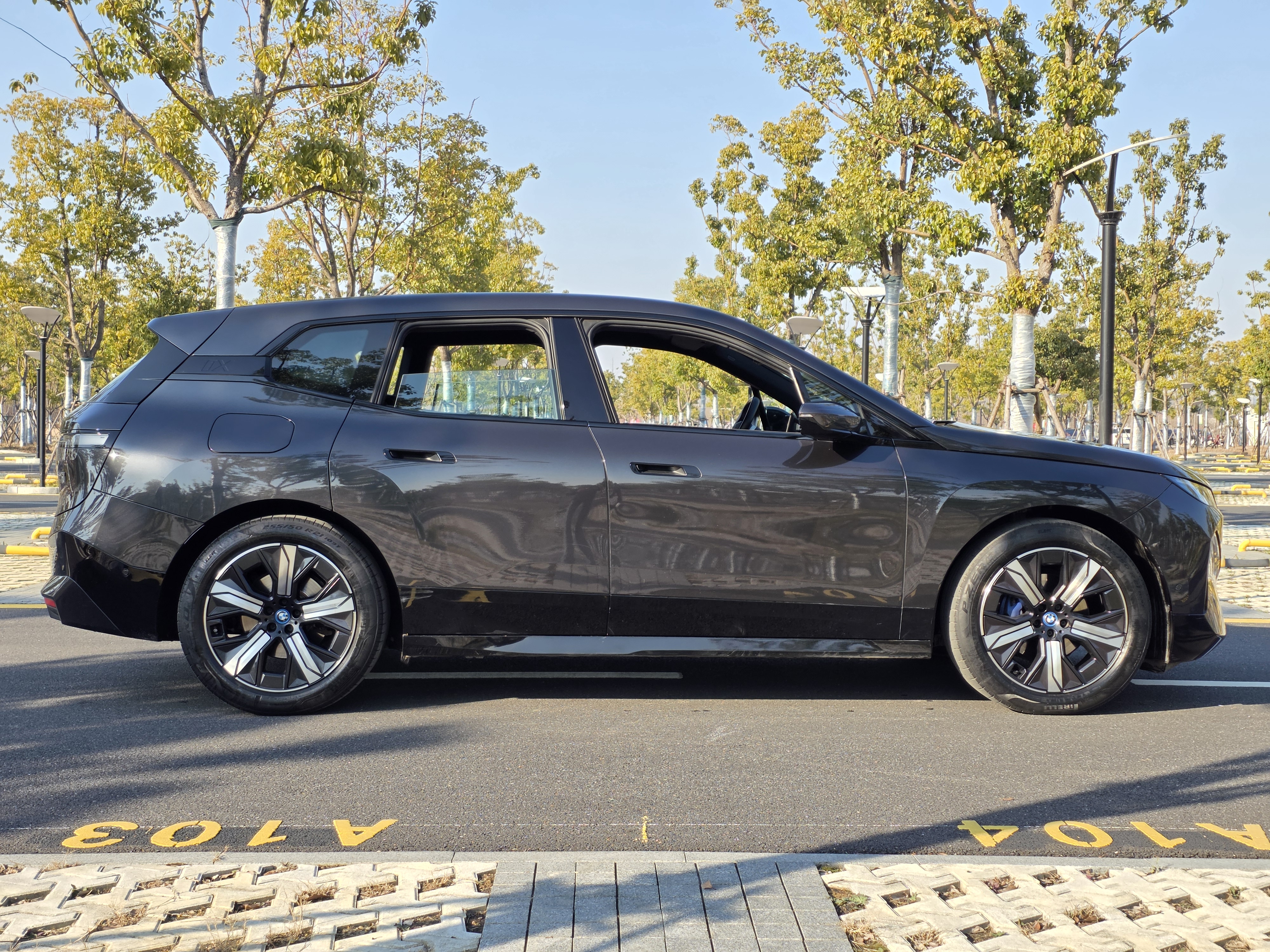 BMW iX 2022 car image #11