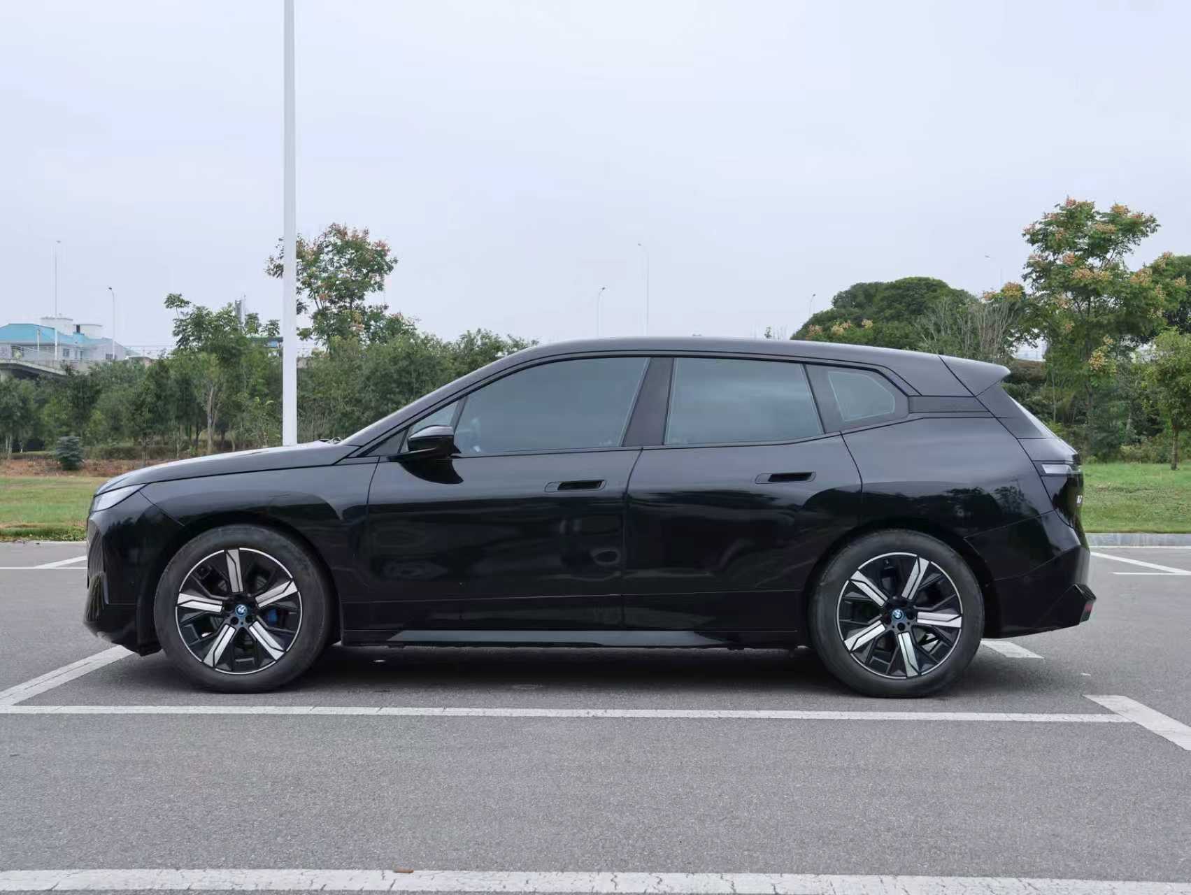 BMW iX 2023 immagine di auto #11