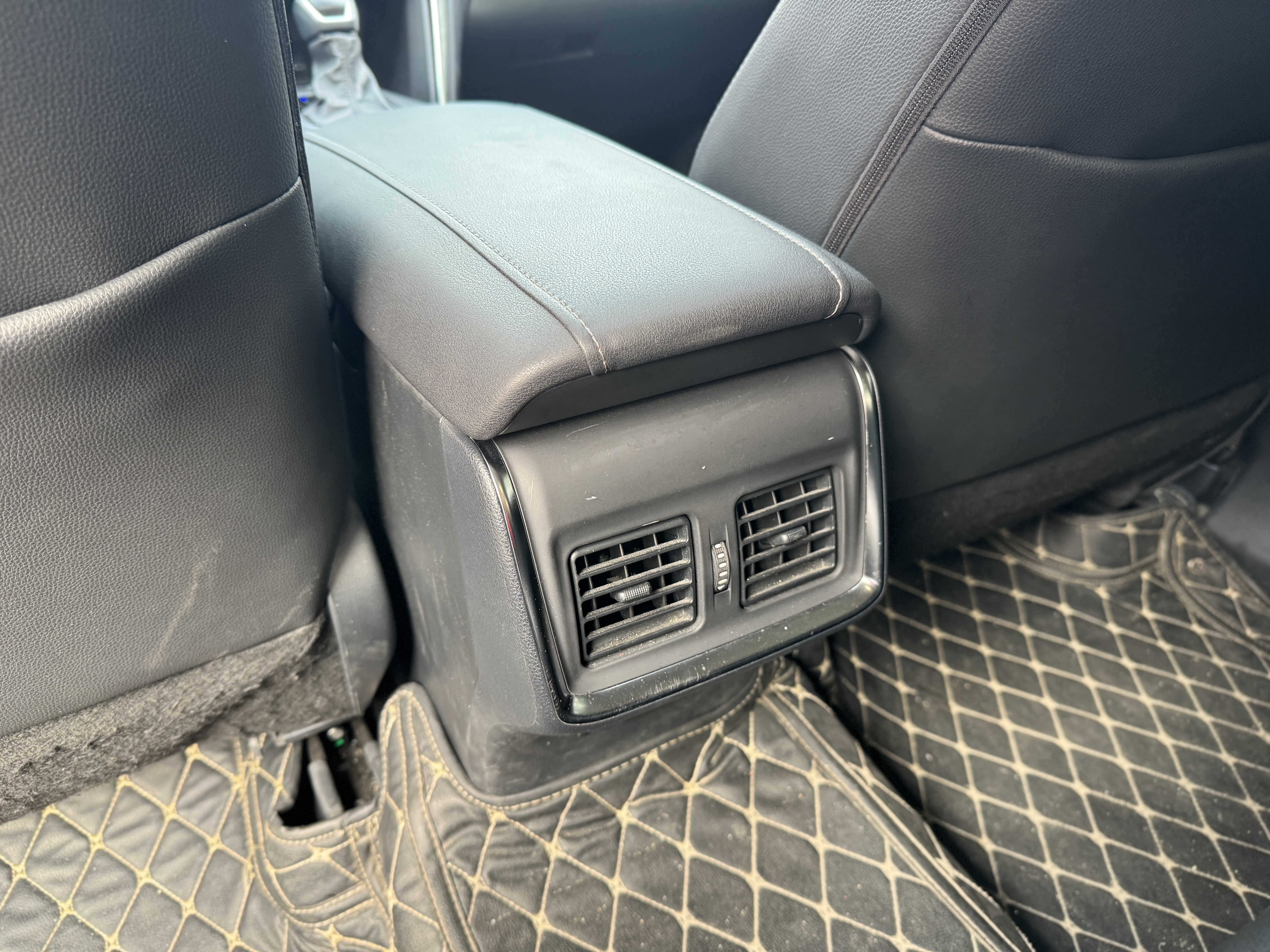 Toyota Venza 2024 car image #11