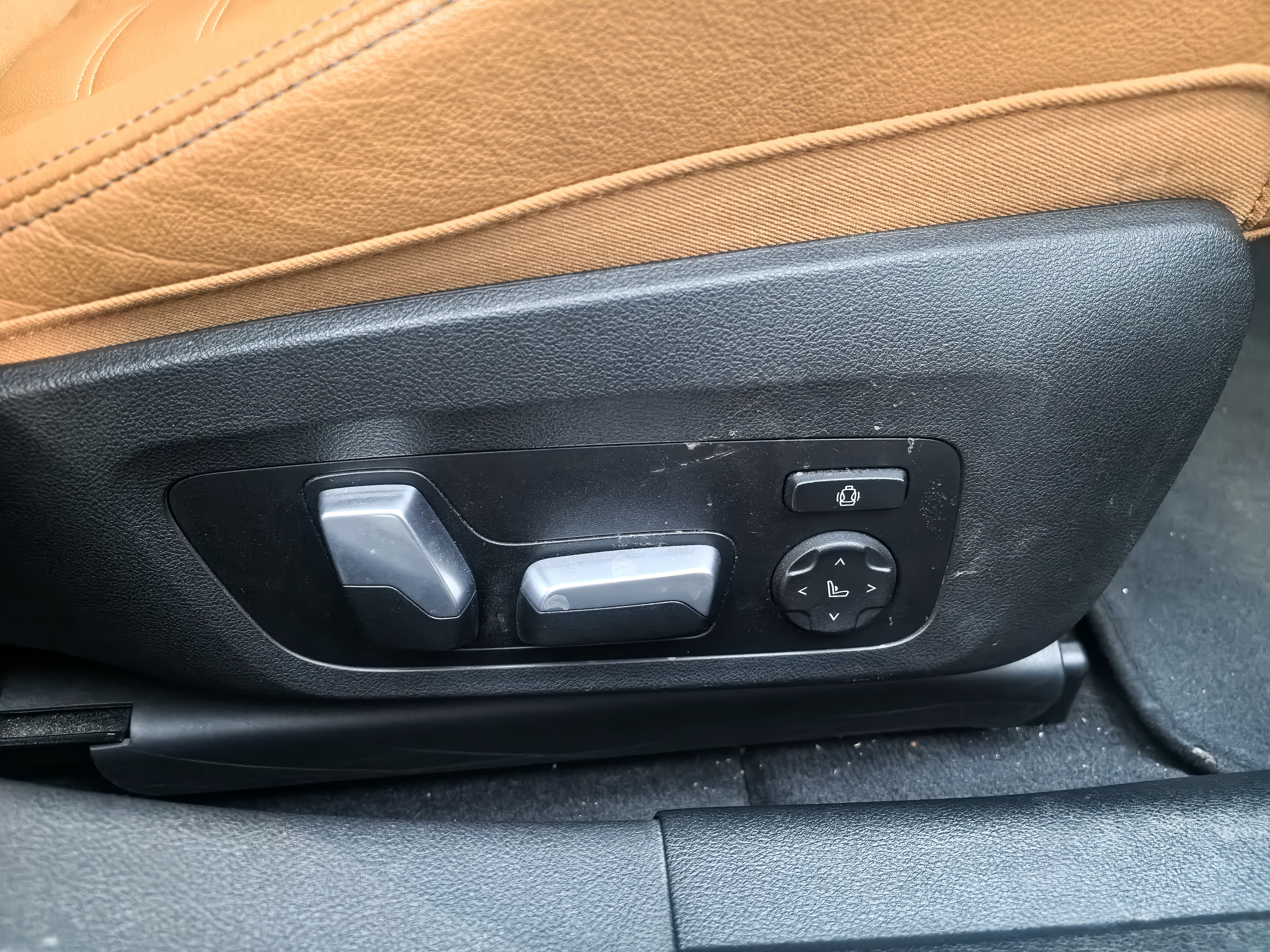 BMW i4 2022 car image #11