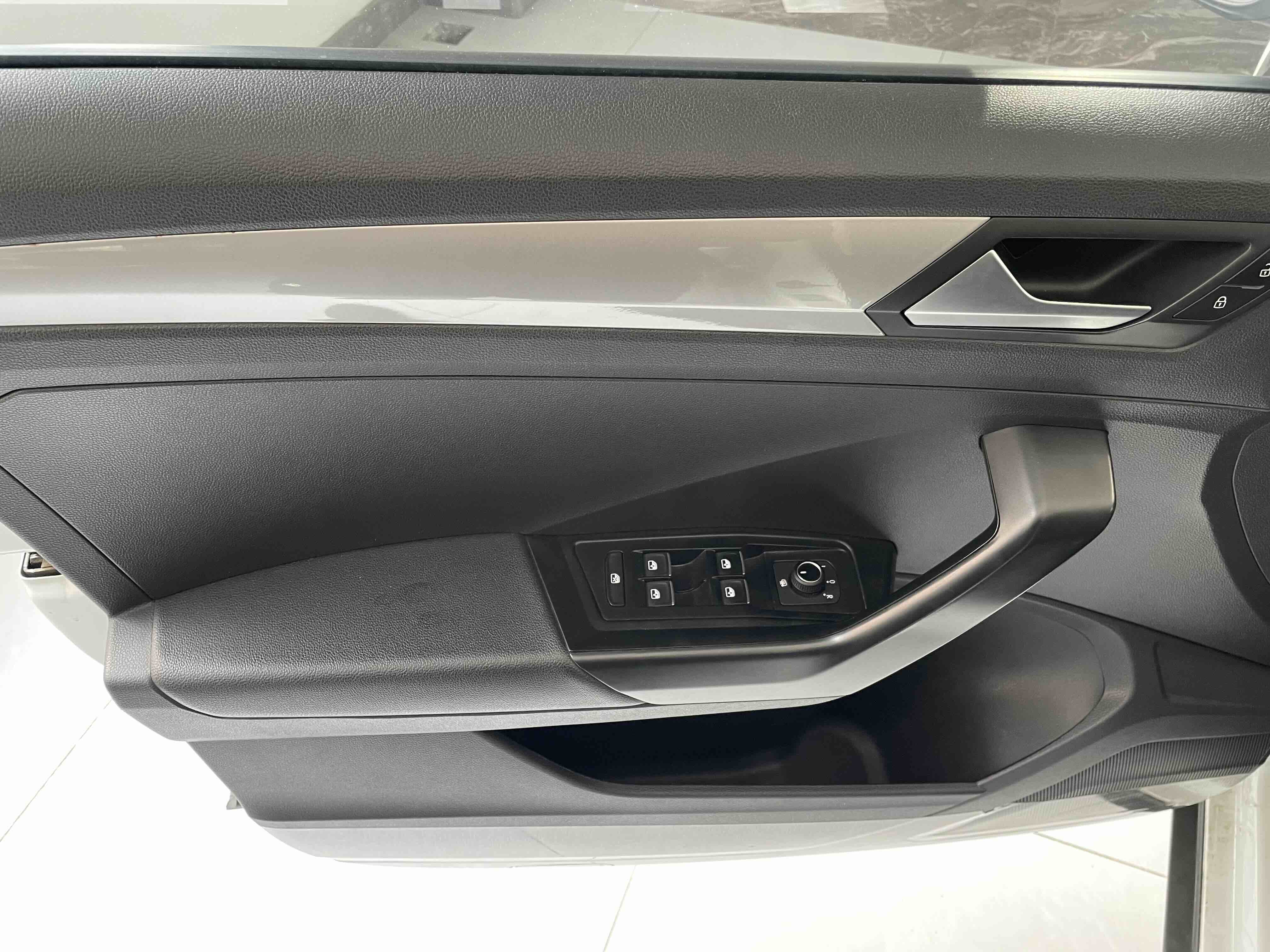 Volkswagen T-Roc 2023 car image #11