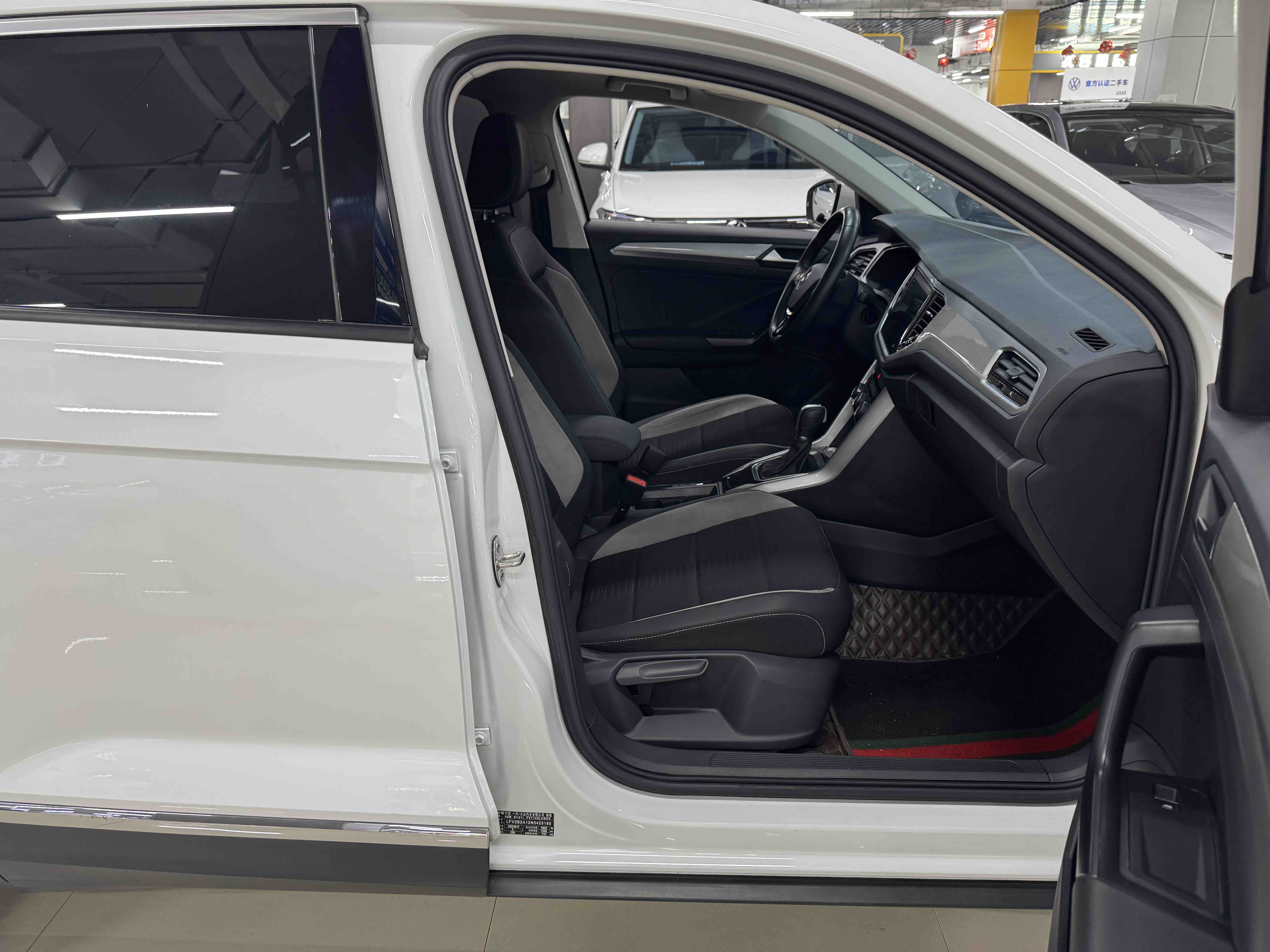 T-Roc 2022 car image #11
