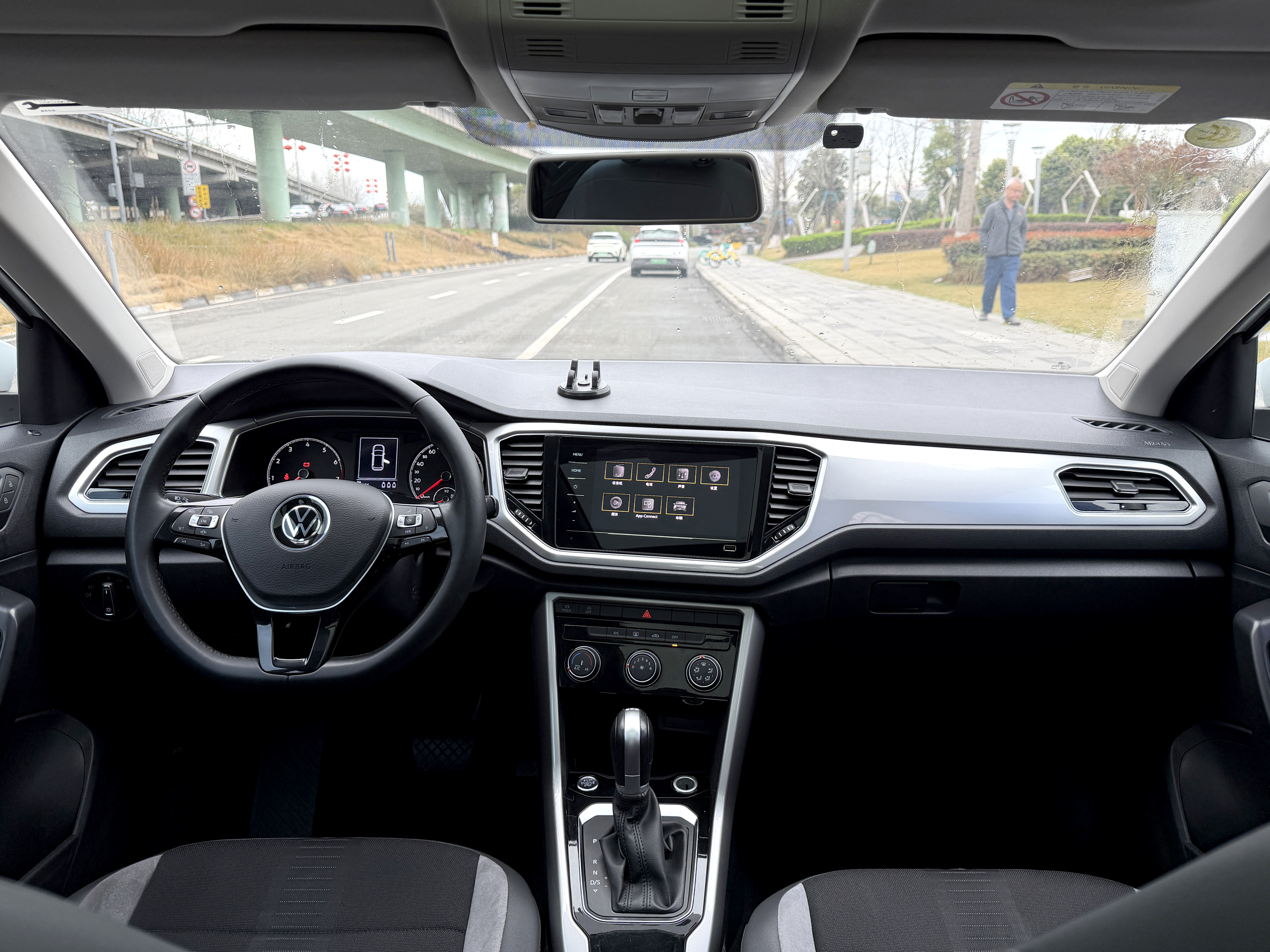 Volkswagen T-Roc 2023 car image #11