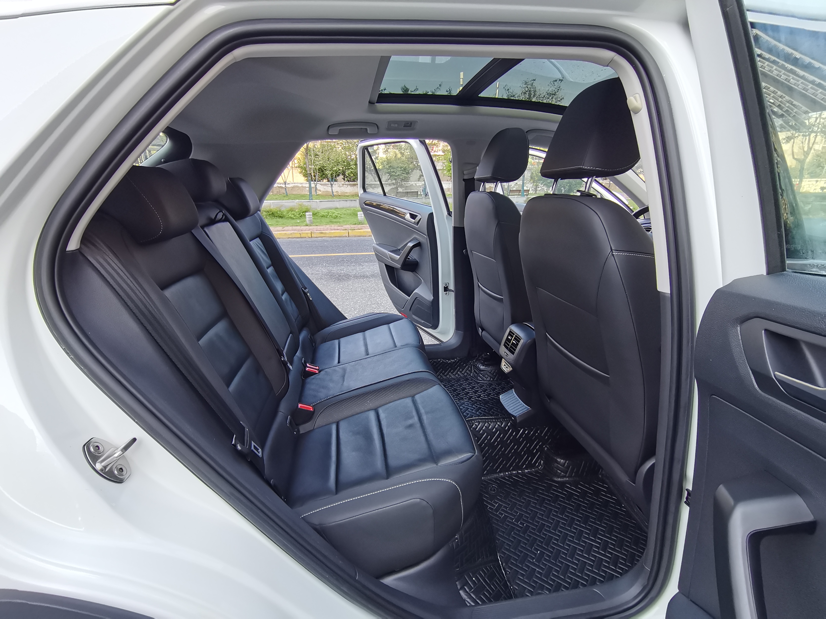 Volkswagen T-Roc 2023 car image #11