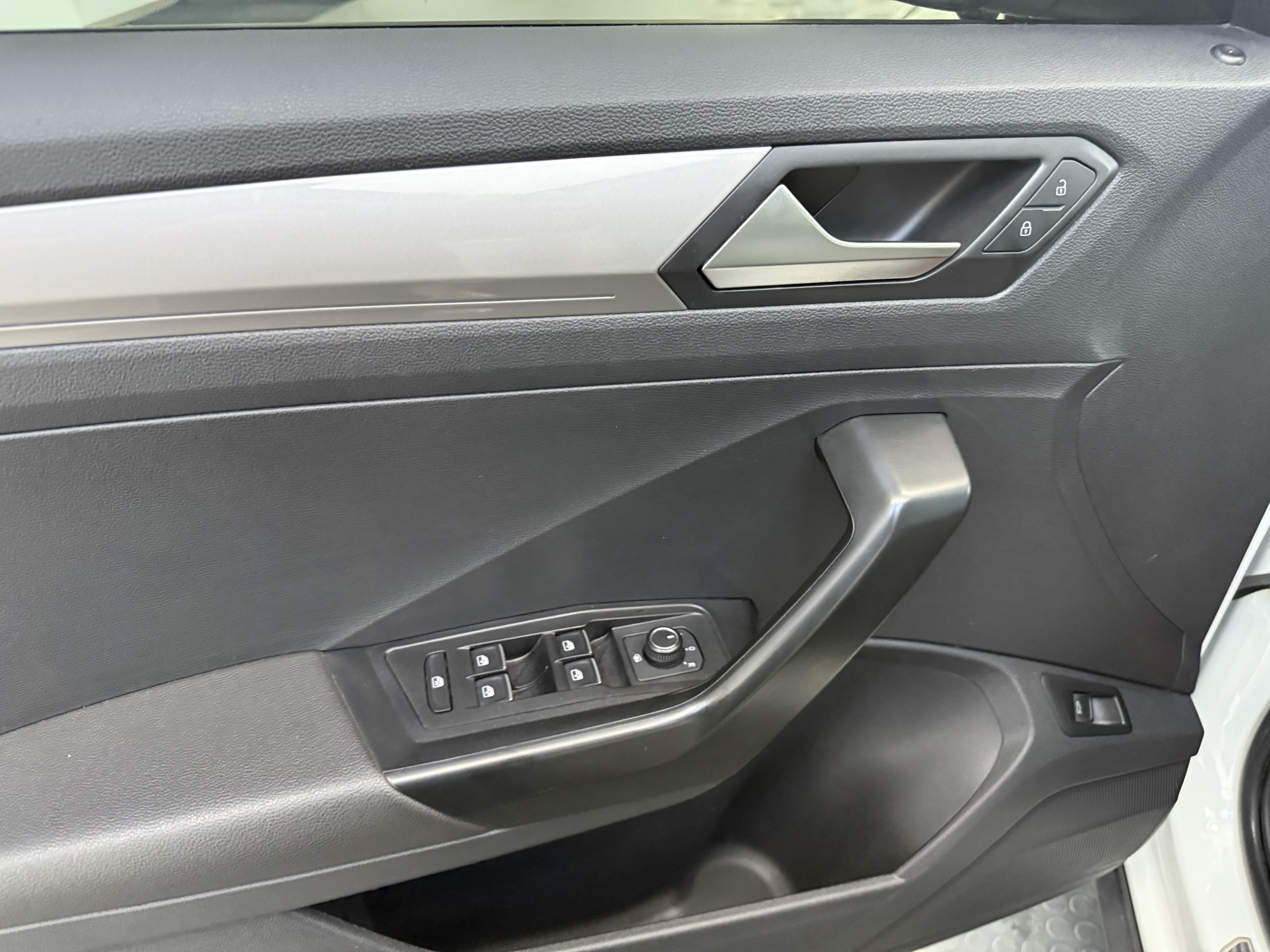 Volkswagen T-Roc 2022 car image #11