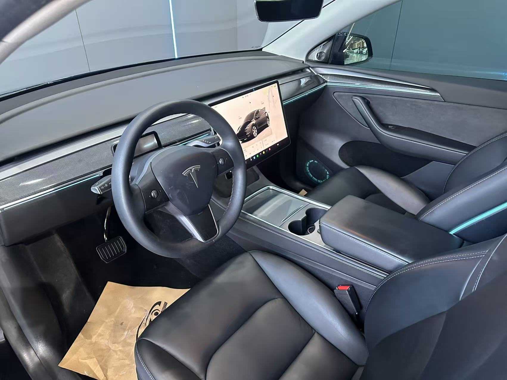 Tesla Model Y 2023 car image #11