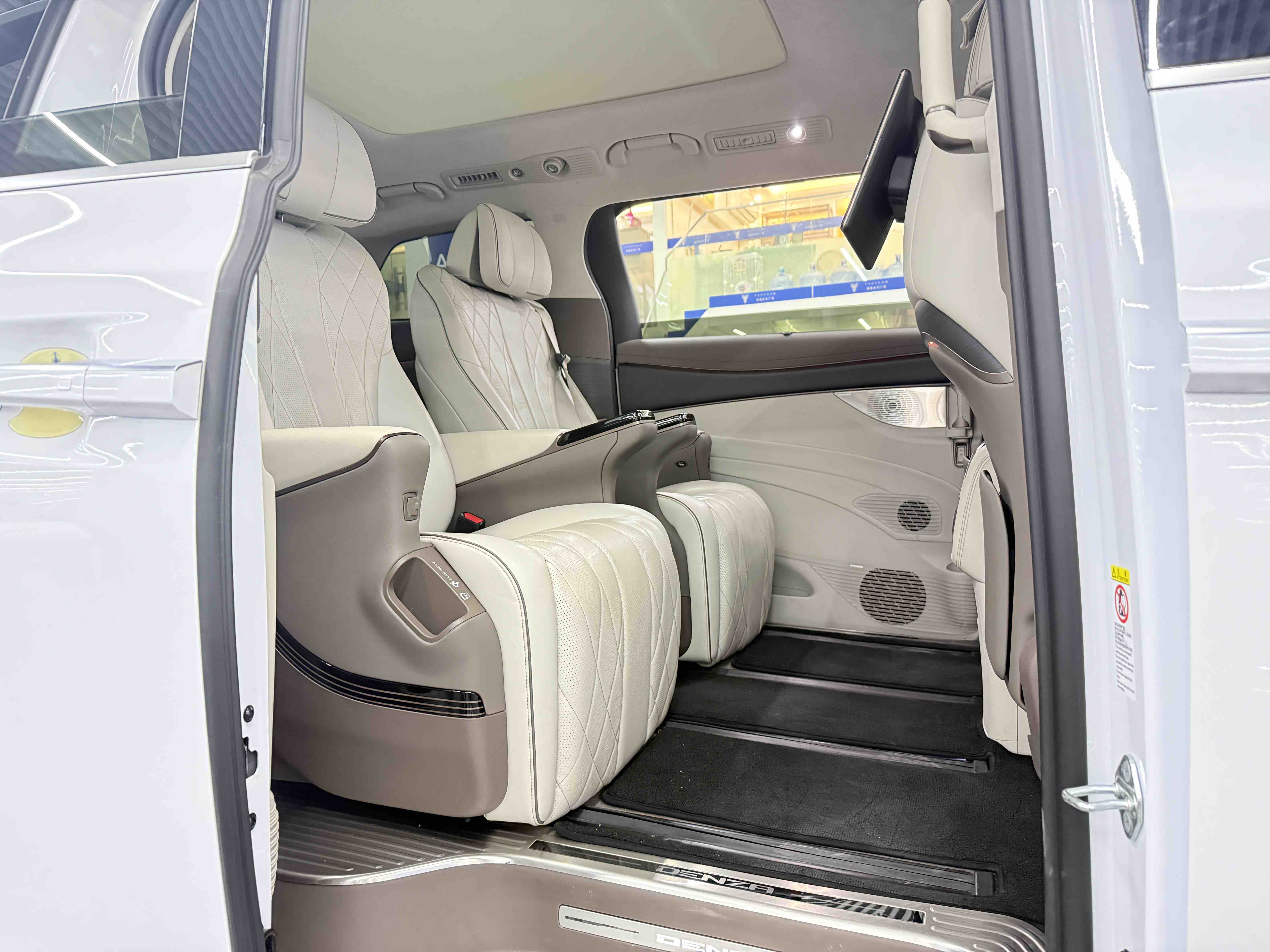 Denza D9 2023 car image #11