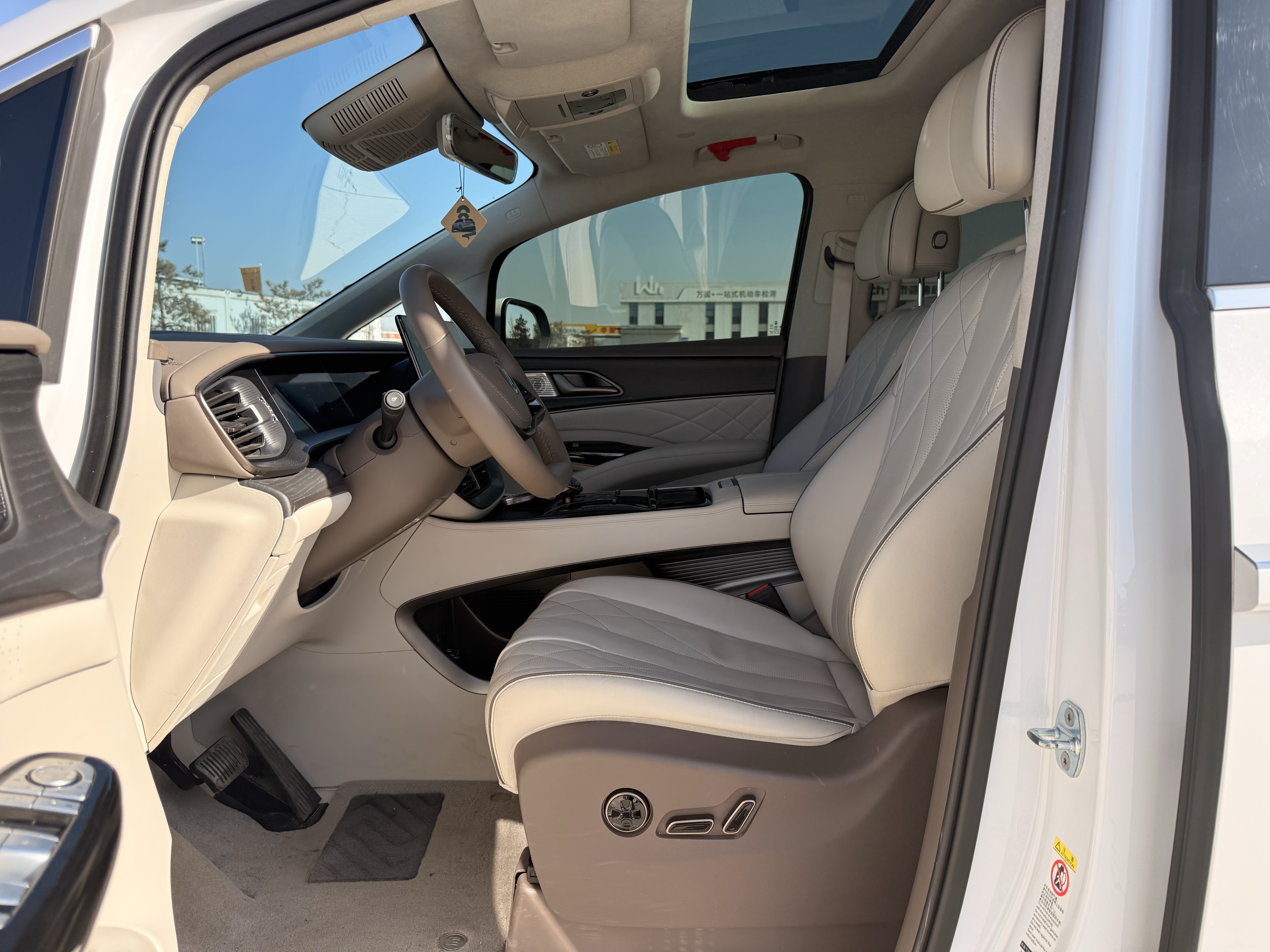 Denza D9 2024 car image #11