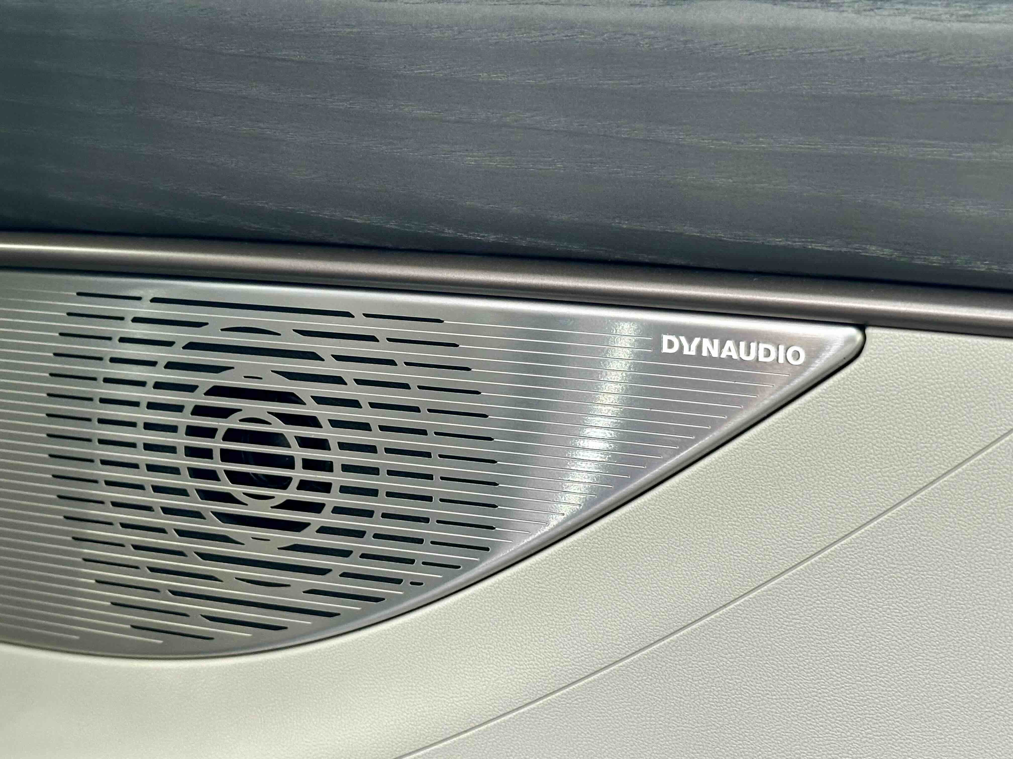 Denza D9 2023 car image #11