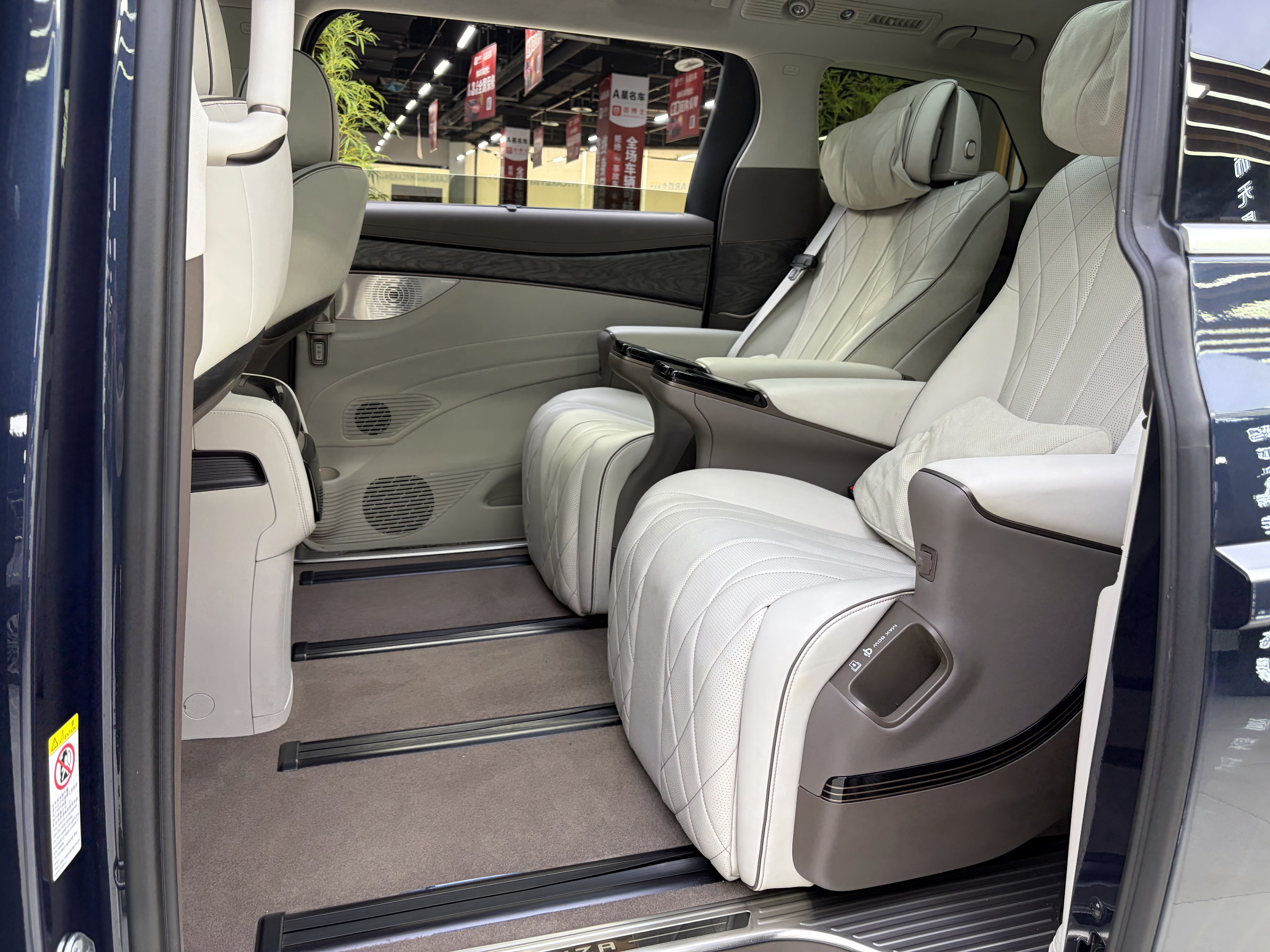 Denza D9 2023 صورة سيارة #11