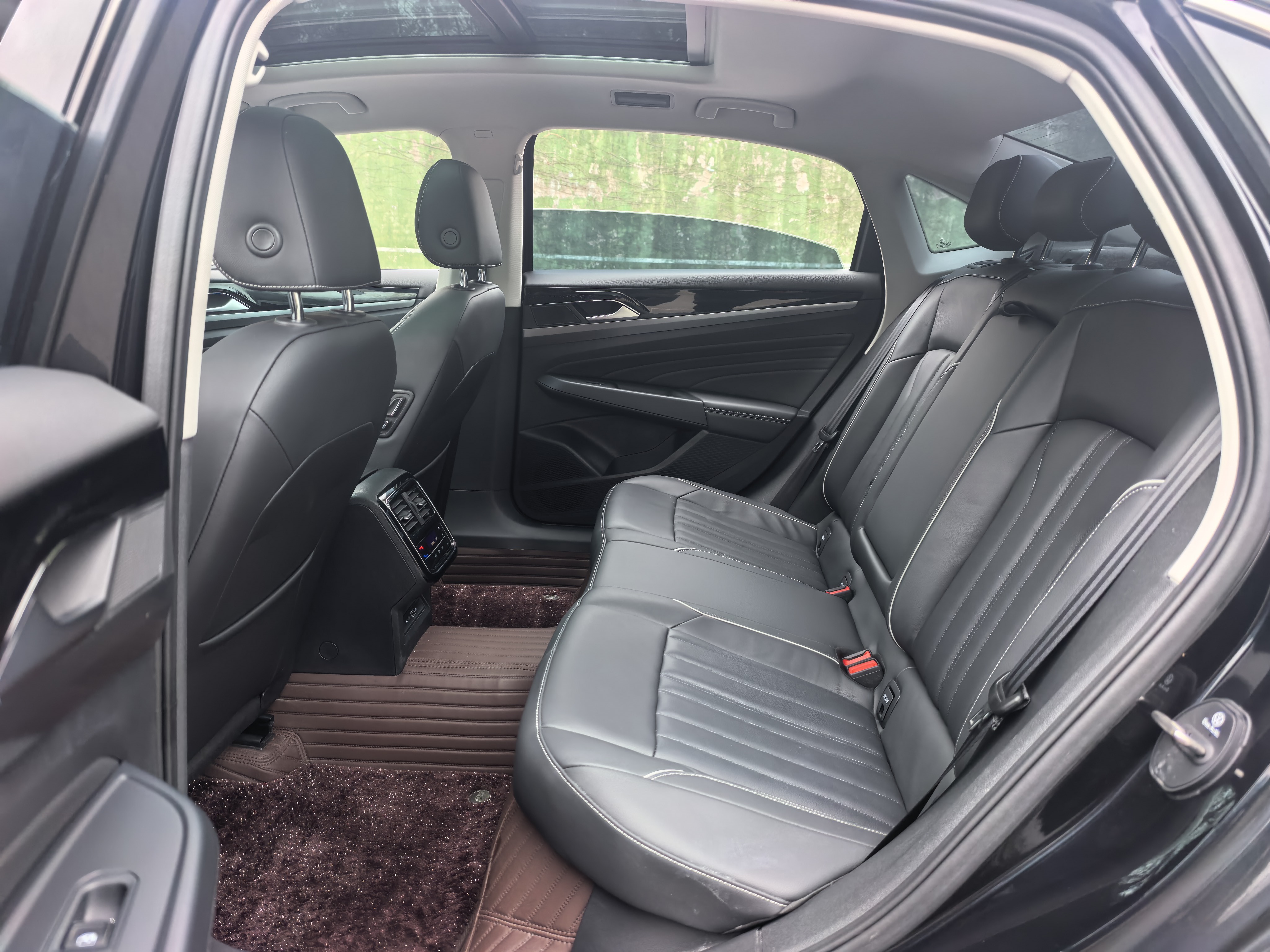 Volkswagen Passat 2023 car image #11