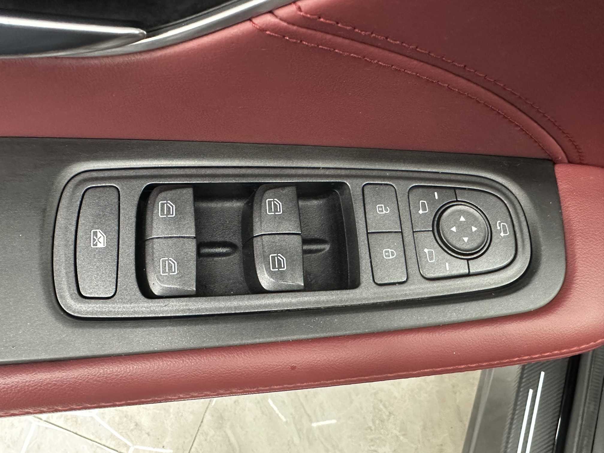 X70 PLUS 2023 #11 X70 PLUS 2023 car image #11