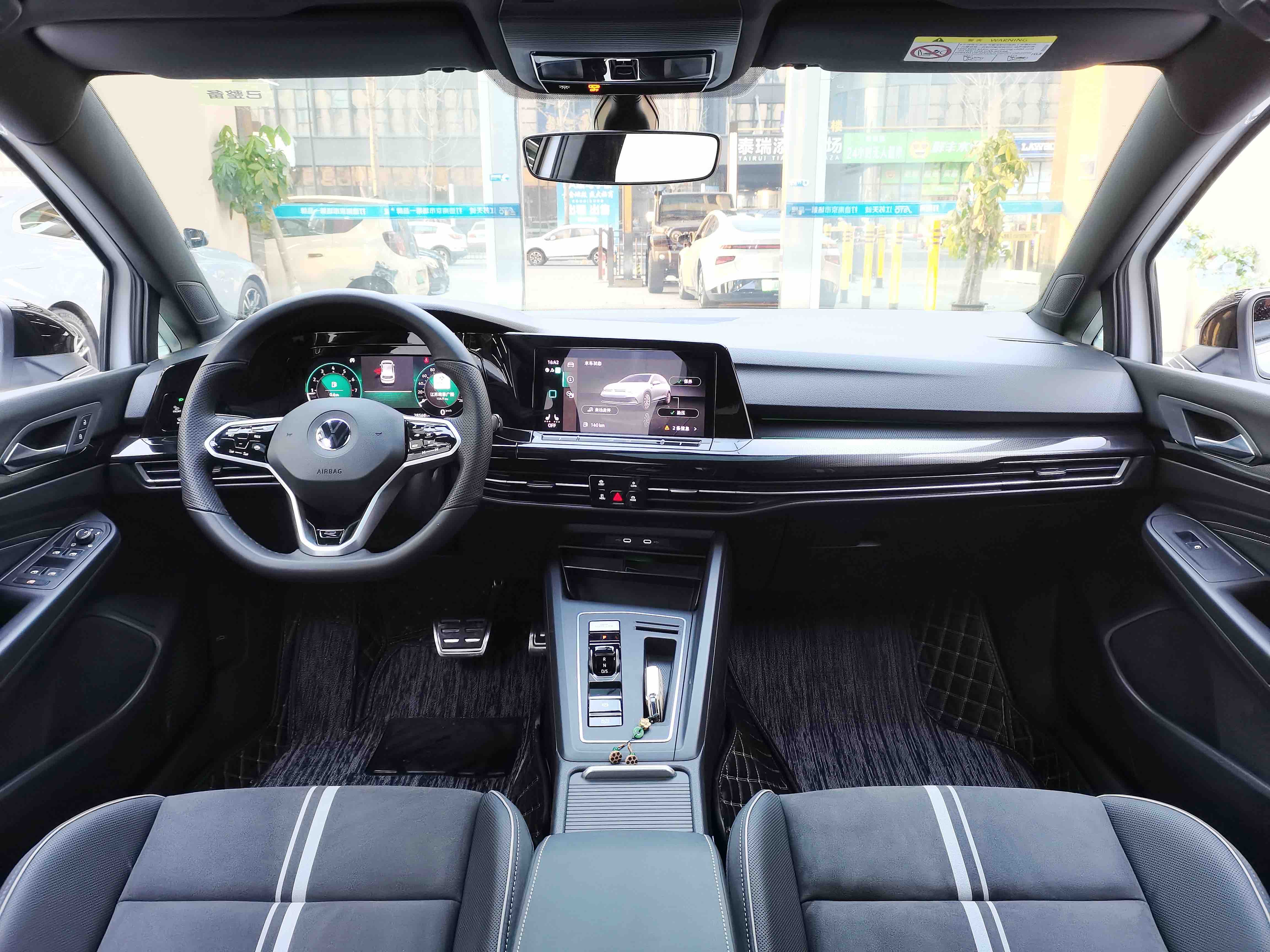 Volkswagen Golf 2023 car image #11