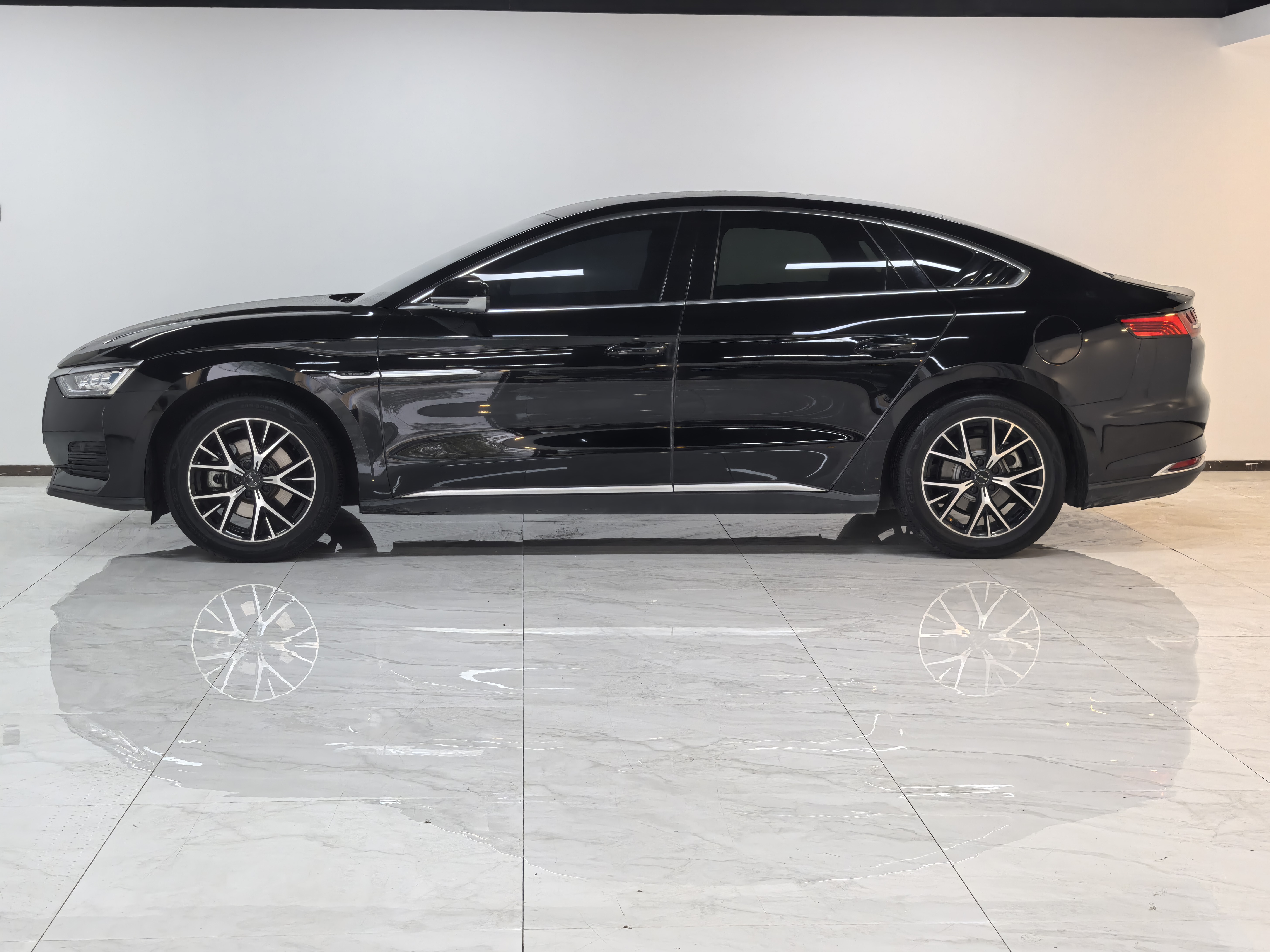 BYD e9 2023 car image #11